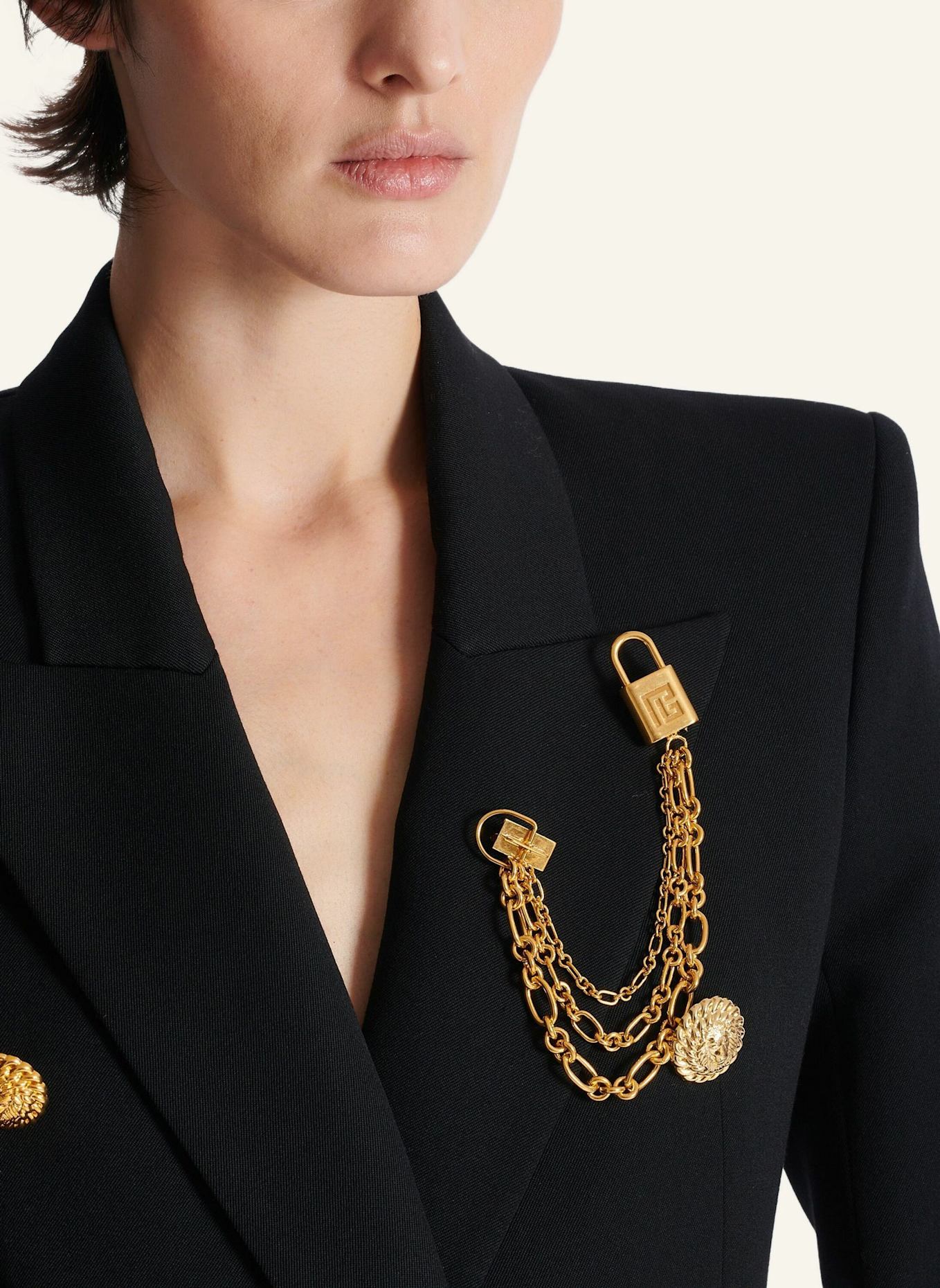 BALMAIN Sync Brosche aus Messing mit Ketten: GOLD