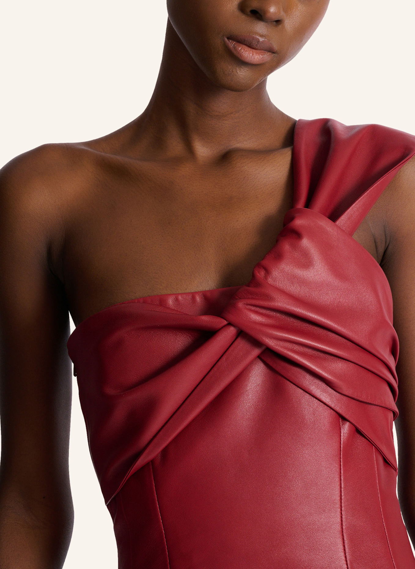 BALMAIN Asymmetrisches Kleid aus Glattleder: ROT