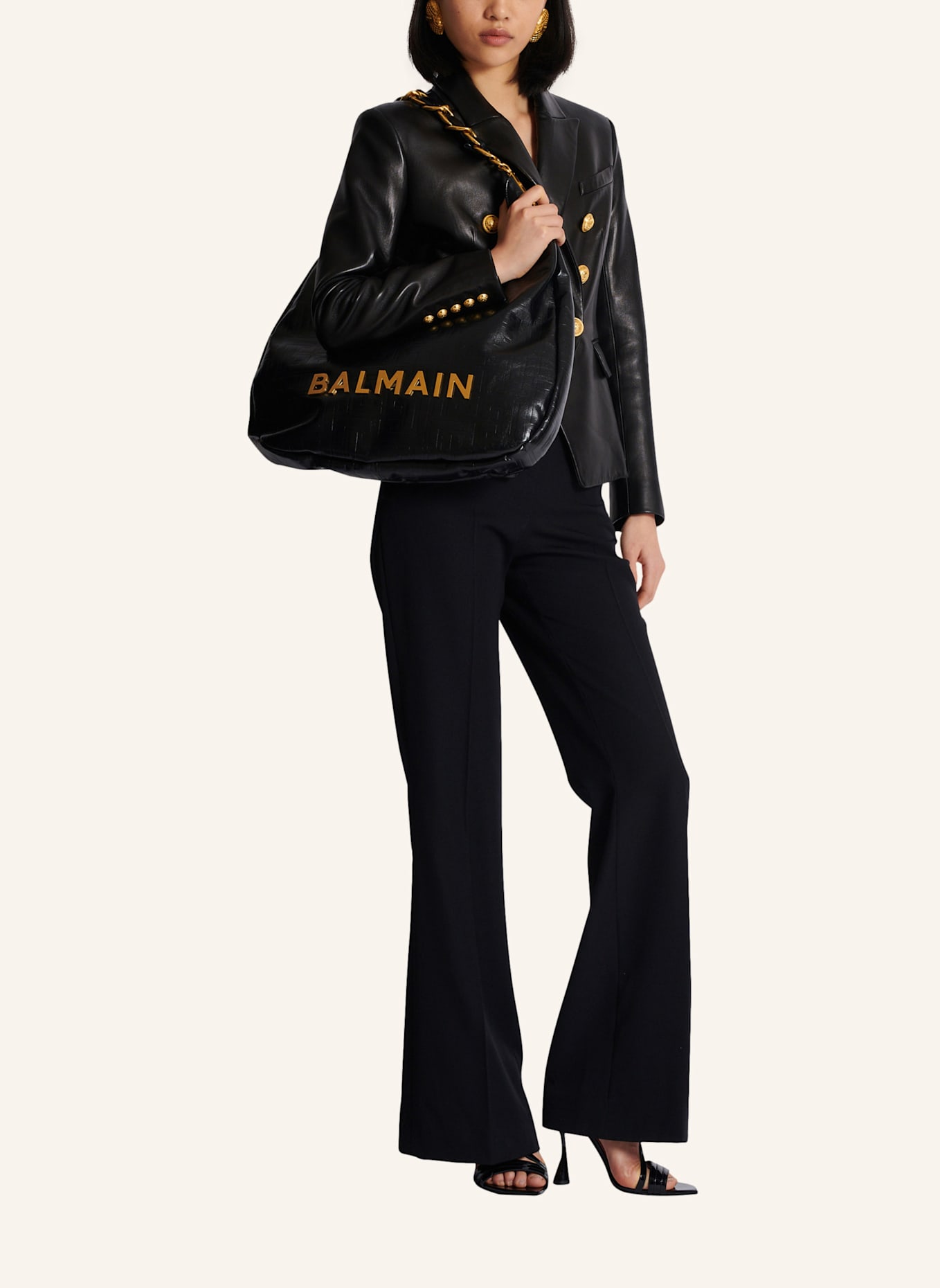 BALMAIN Große Tasche 1945 Soft Hobo aus geknittertem Kalbsleder mit PB Labyrinthe-Monogramm-Prägung: SCHWARZ