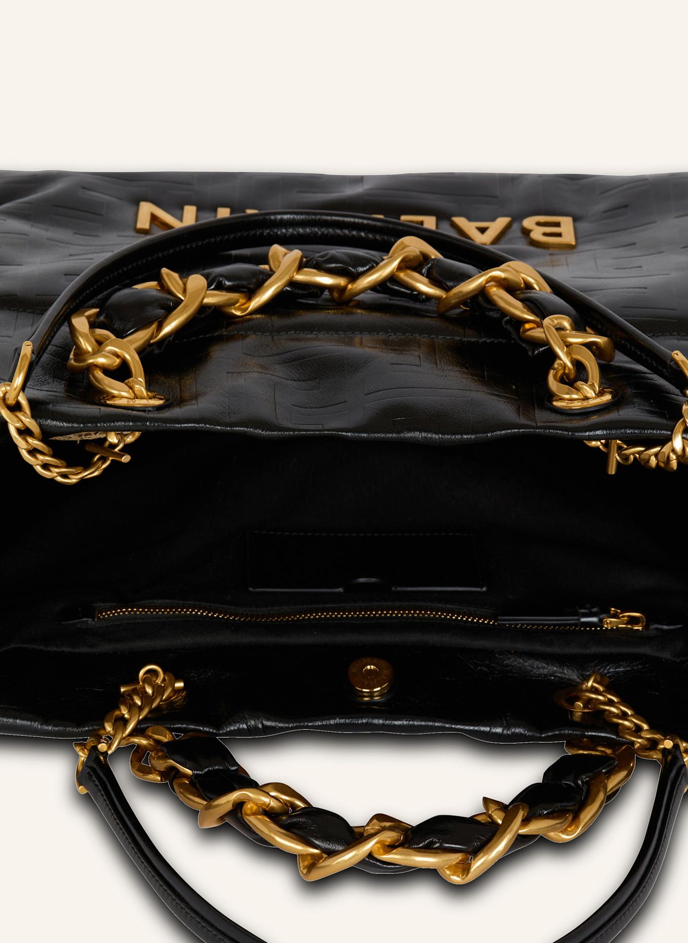 BALMAIN Shopper 1945 Soft aus rissigem Kalbsleder mit PB Labyrinthe-Monogramm-Prägung: SCHWARZ