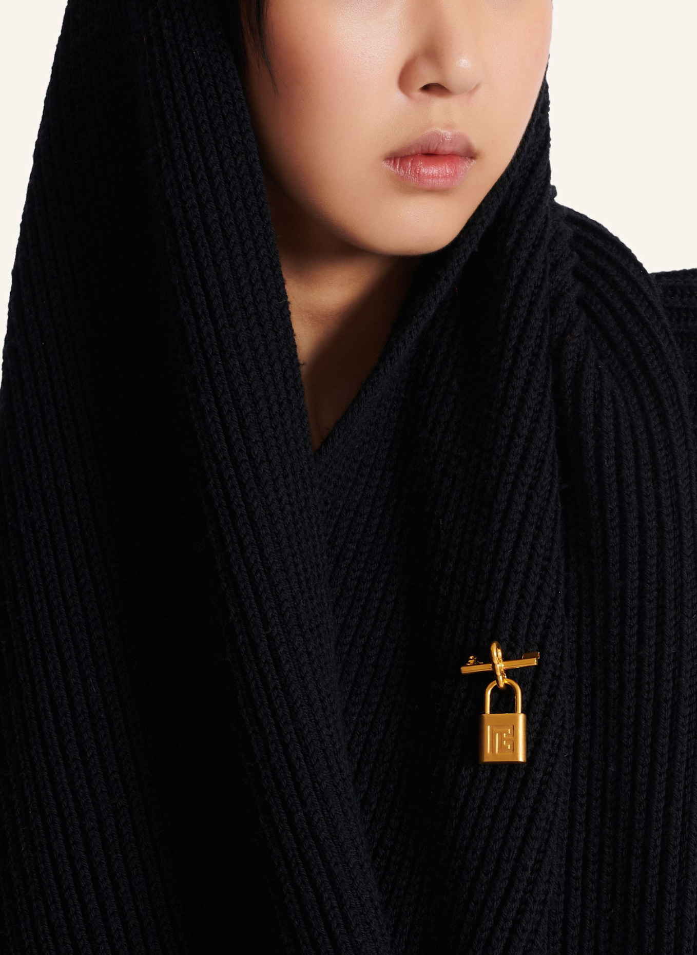 BALMAIN Brosche Pulse aus Messing in Form eines Vorhängeschlosses: GOLD