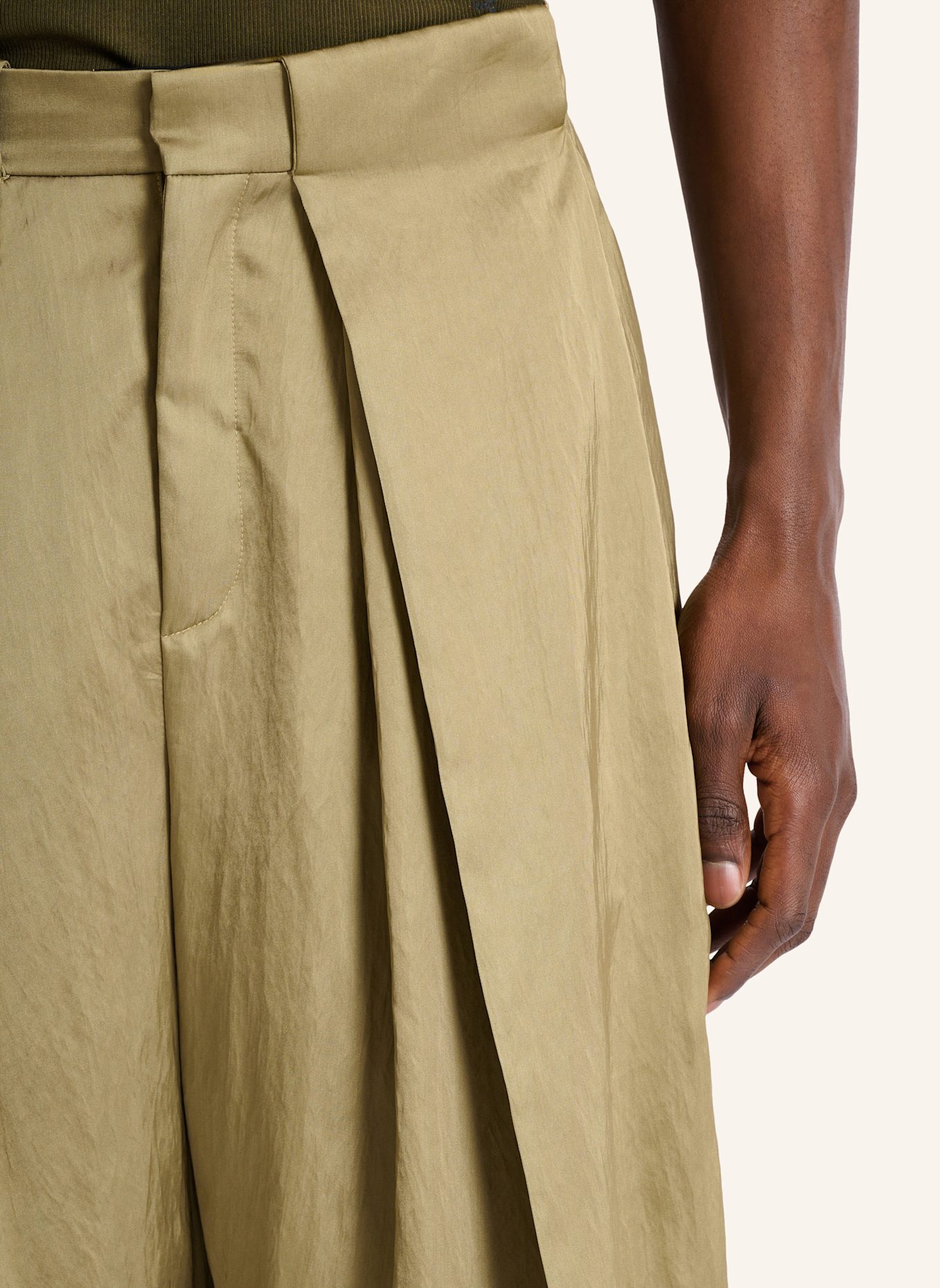 BALMAIN Satinierte Hose mit breiten, flachen Falten: GRÜN