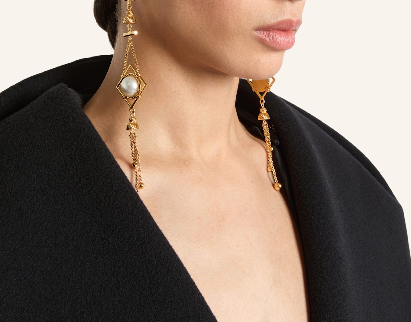 BALMAIN Ohrringe aus Messing und Perlen: GOLD