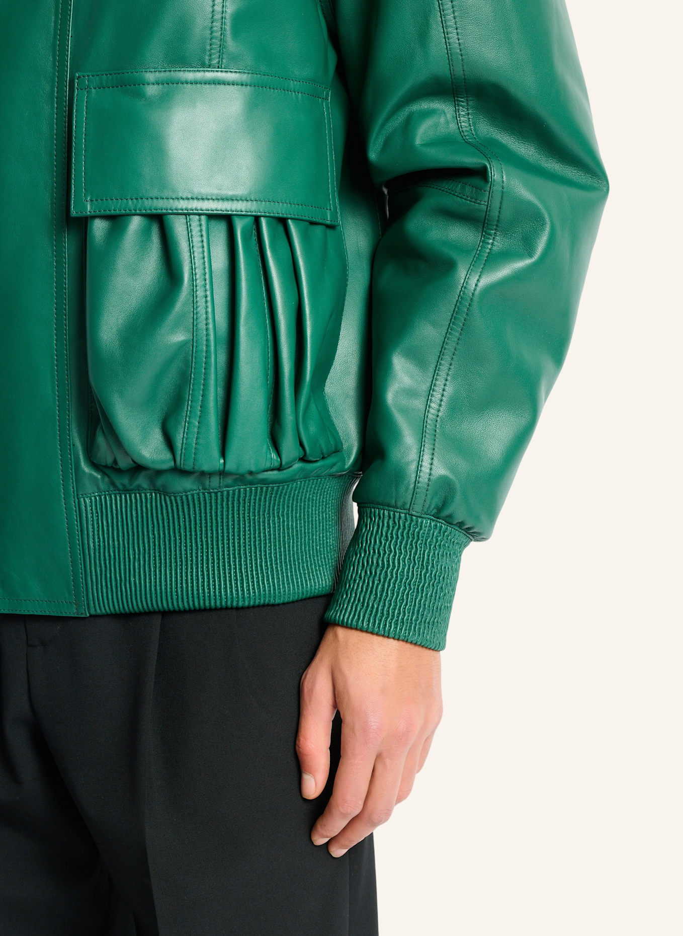 BALMAIN Bomberjacke aus Leder und Shearling: GRÜN