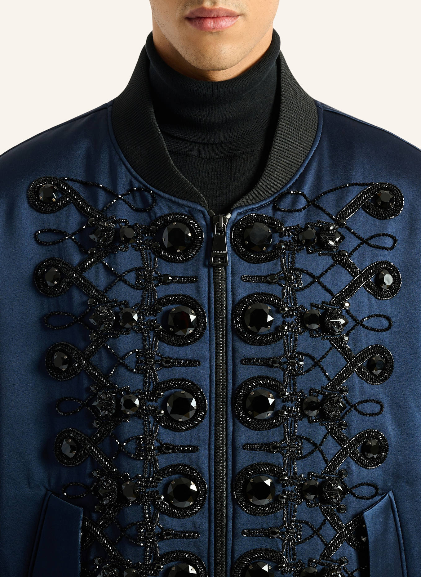 BALMAIN Bomberjacke mit Knebelverschlüssen aus Satin: SCHWARZ