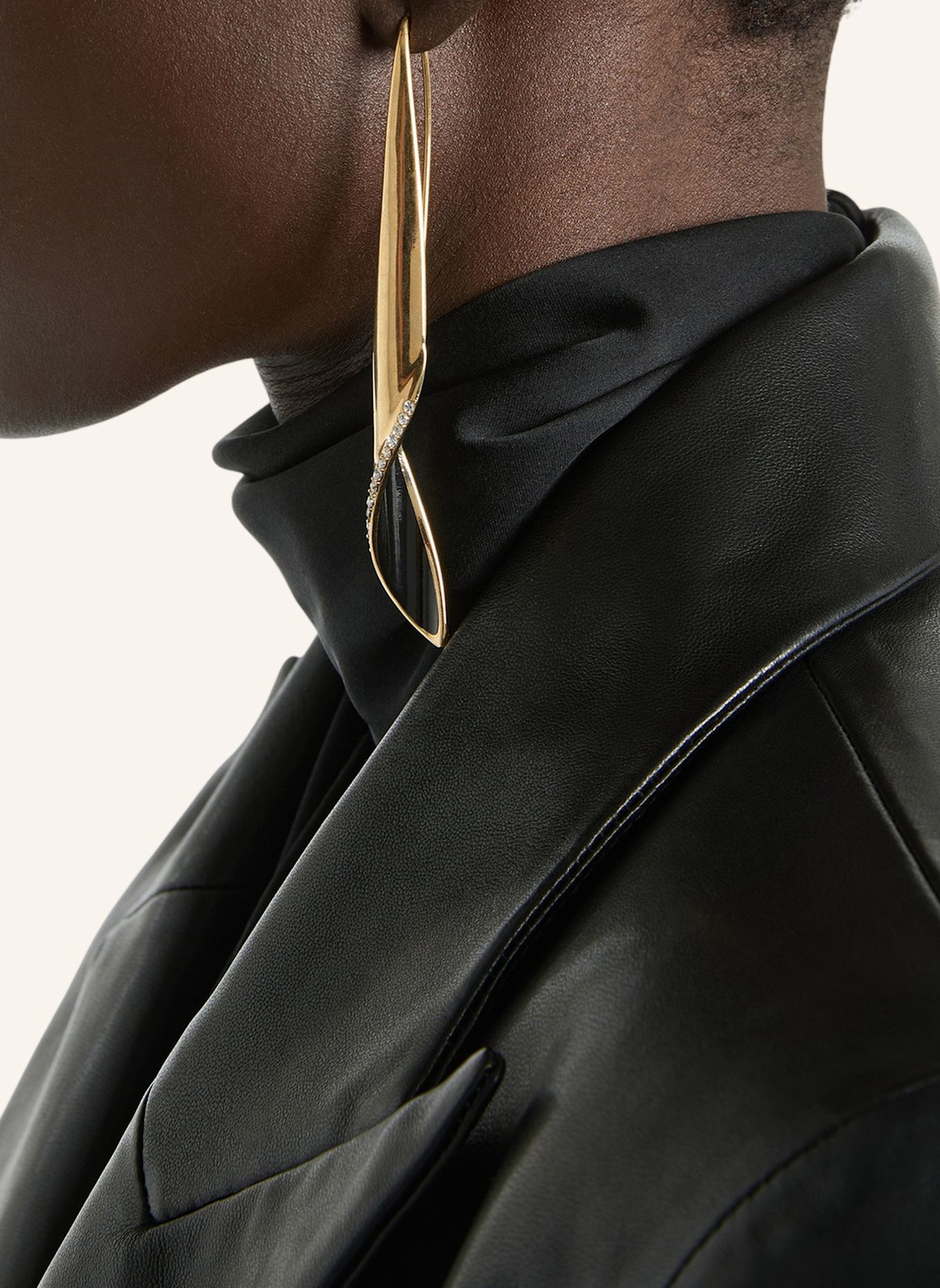 BALMAIN Ohrringe Organic Twist aus lackiertem Messing: NUDE
