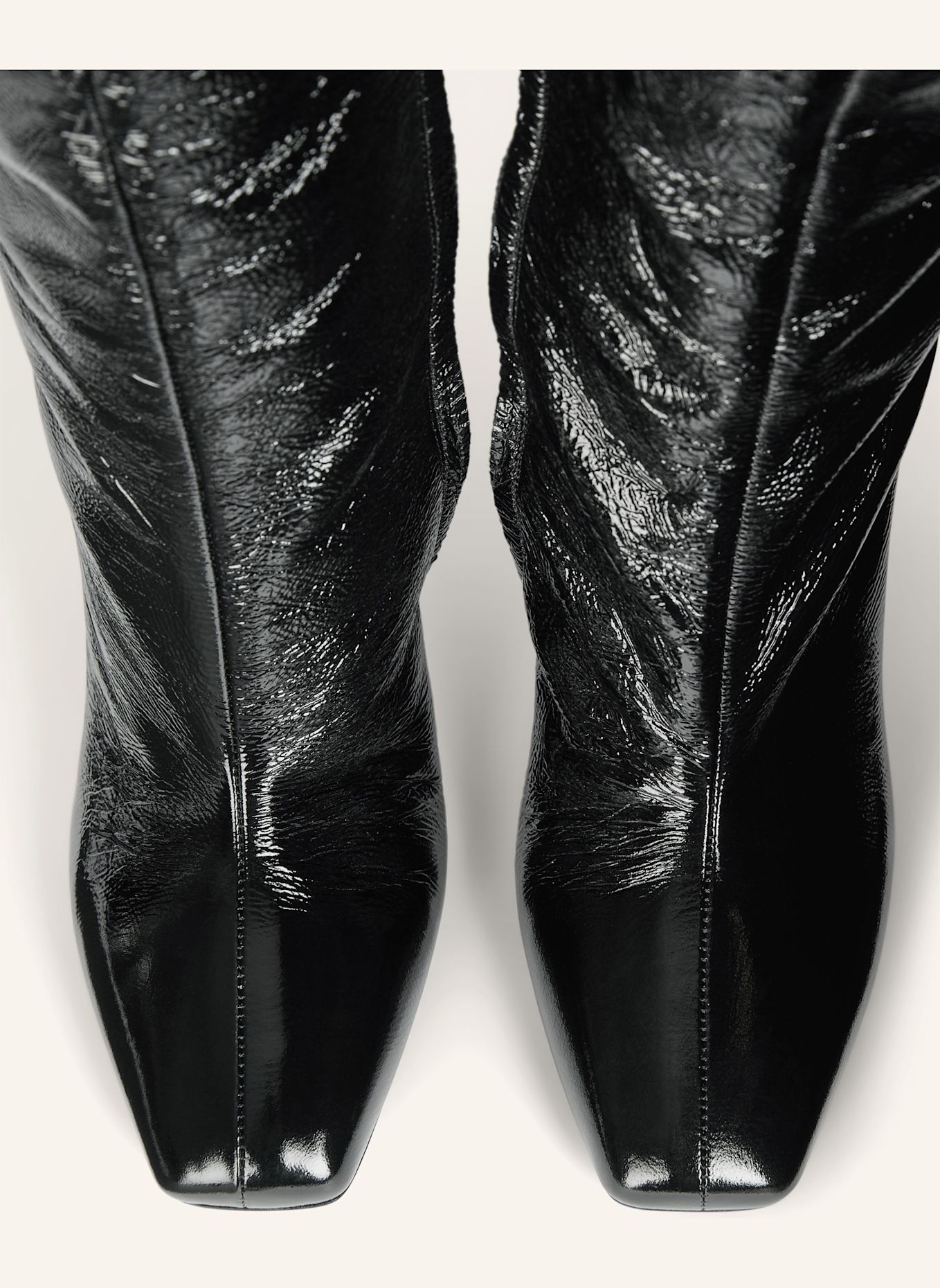 BALMAIN Stiefel Wedge aus geknittertem Lackleder: SCHWARZ