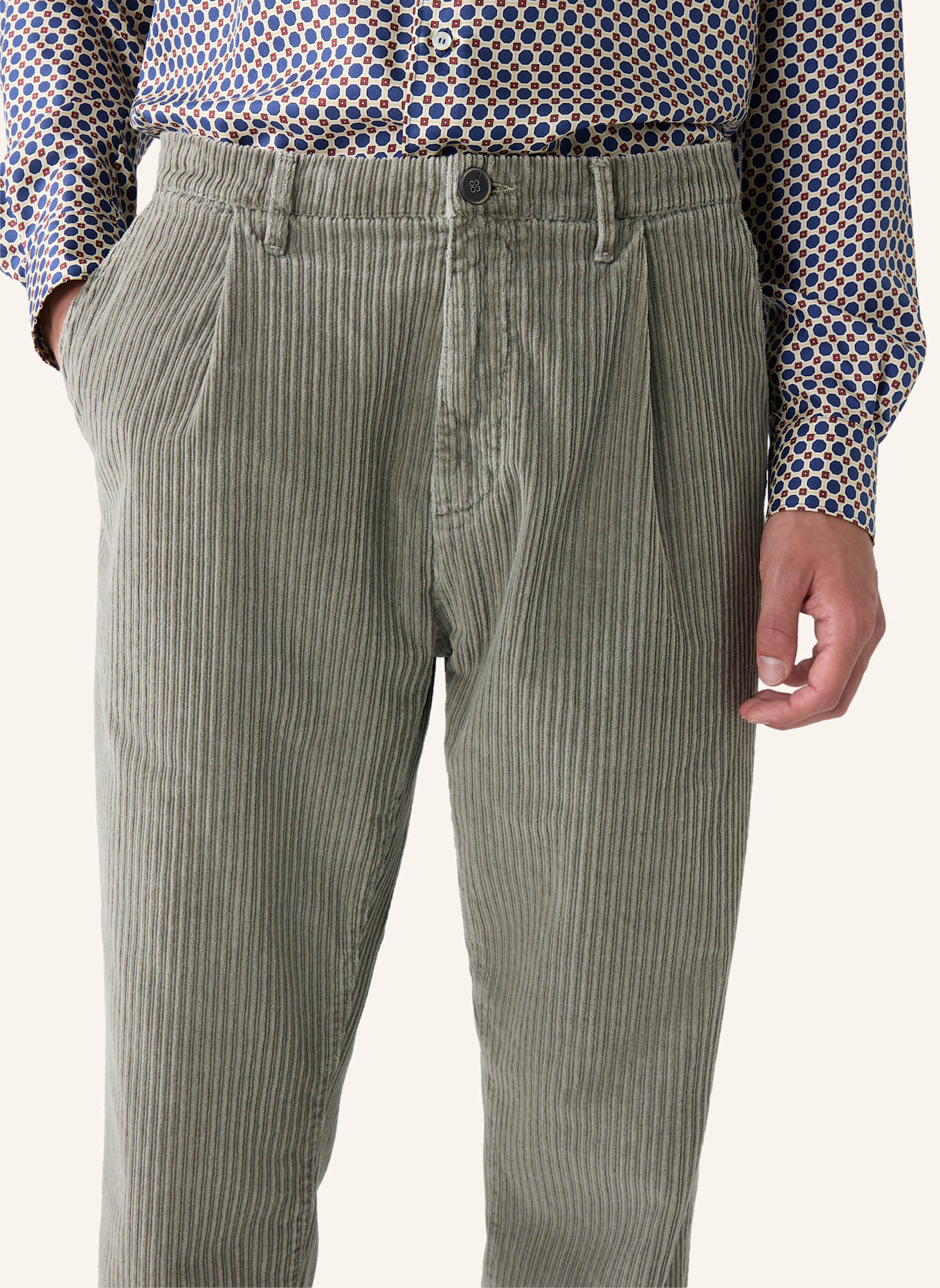 THE.NIM STANDARD Hose CORD CHINO LOOSE: GRÜN