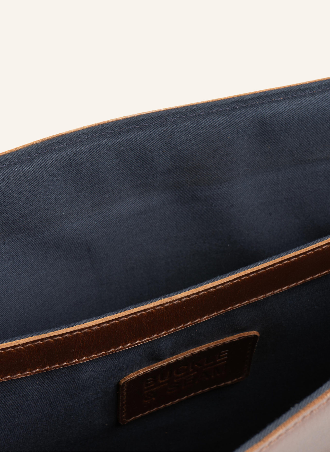 BUCKLE & SEAM Messenger Bag TIMES: BRAUN