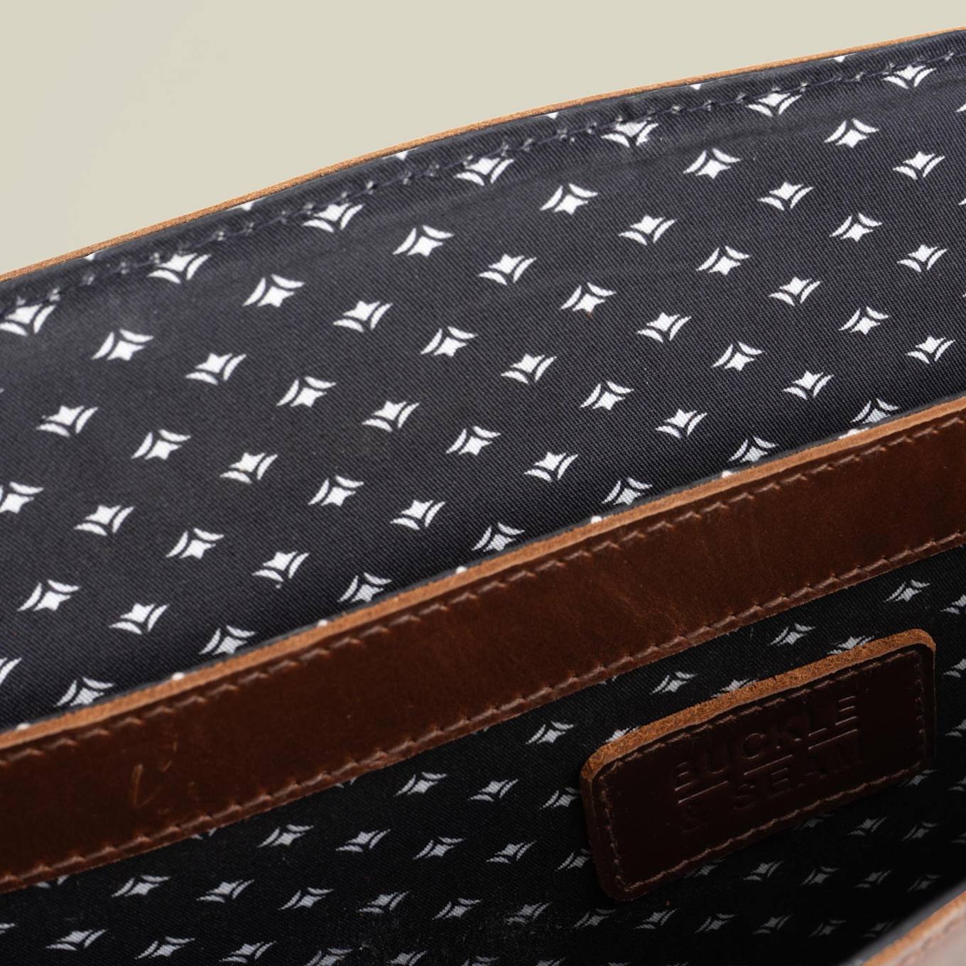 BUCKLE & SEAM Messenger Bag TIMES: BRAUN
