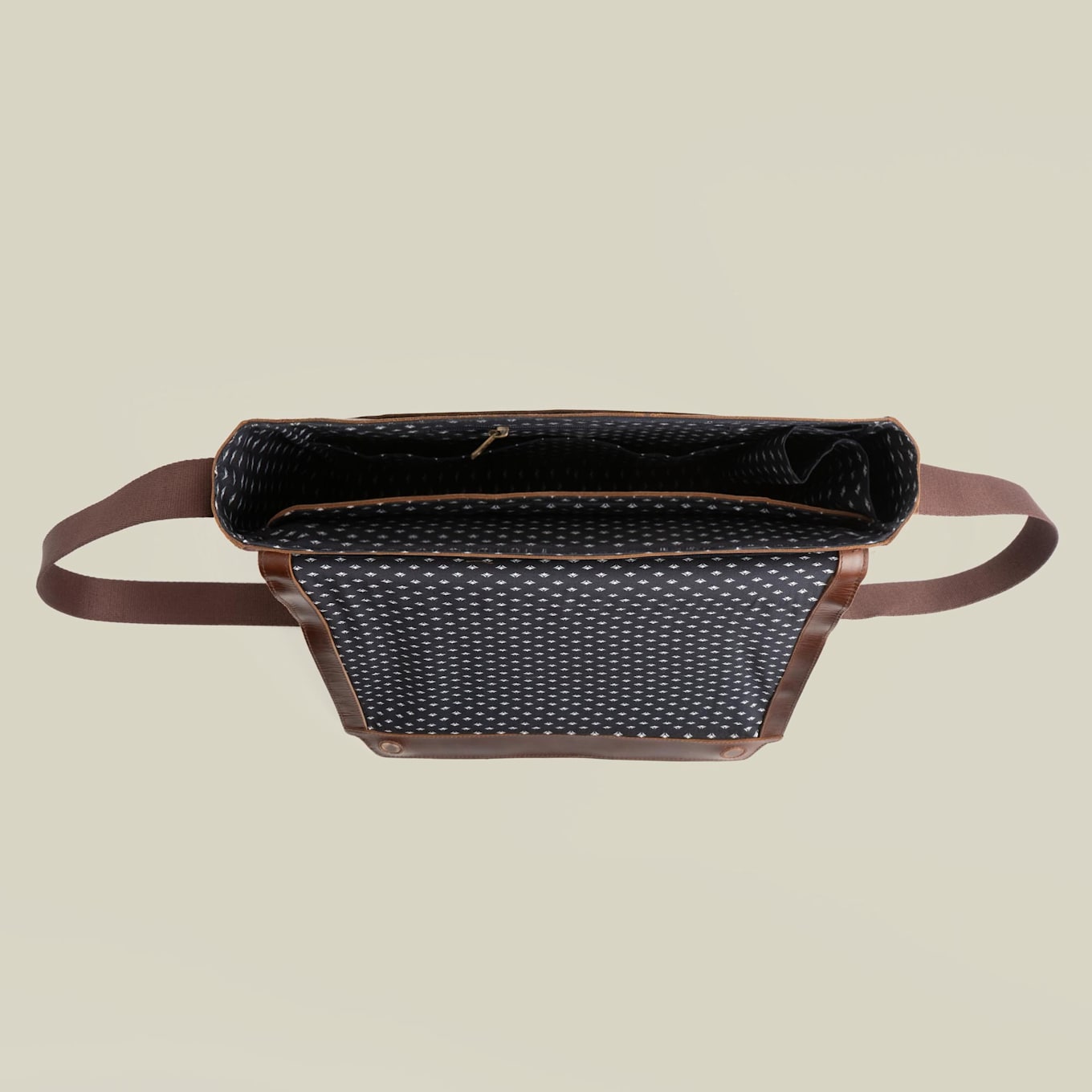 BUCKLE & SEAM Messenger Bag TIMES: BRAUN