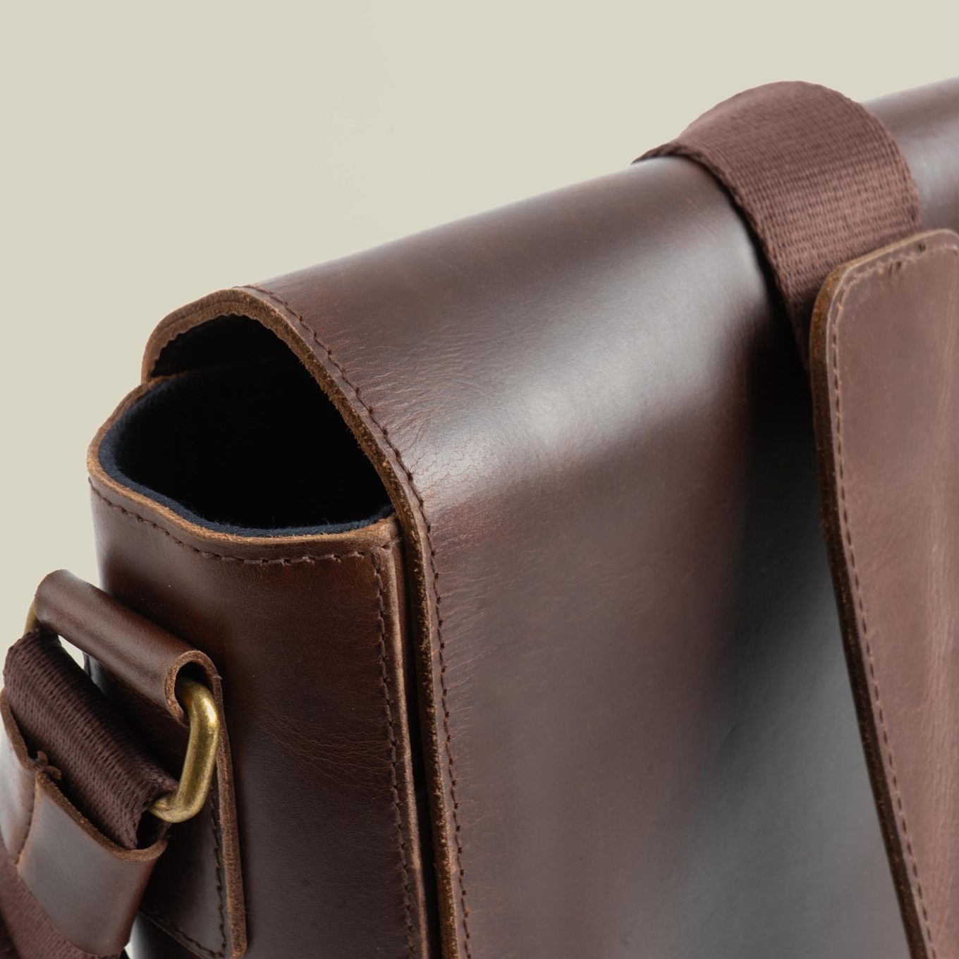 BUCKLE & SEAM Messenger Bag TIMES: BRAUN