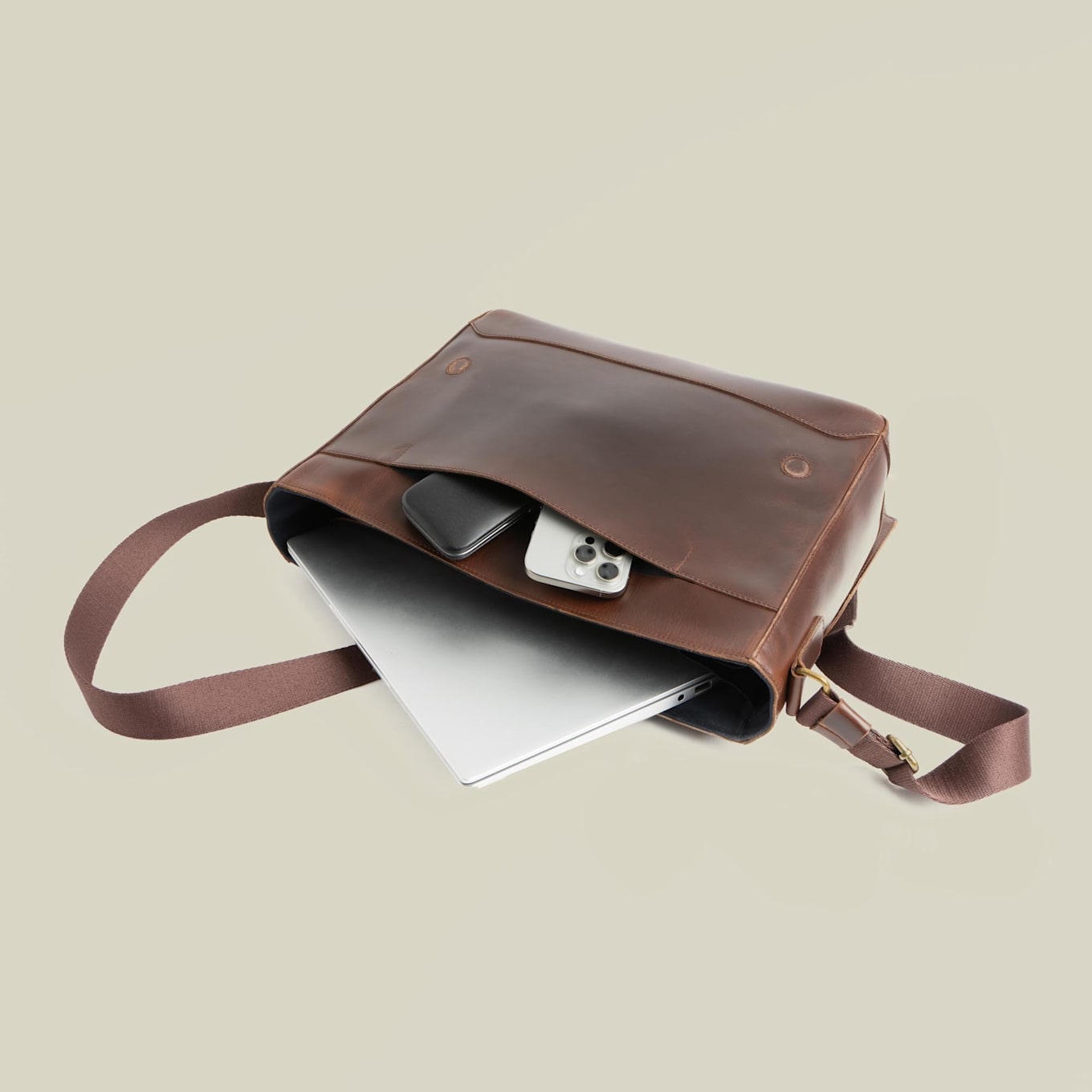 BUCKLE & SEAM Messenger Bag TIMES: BRAUN