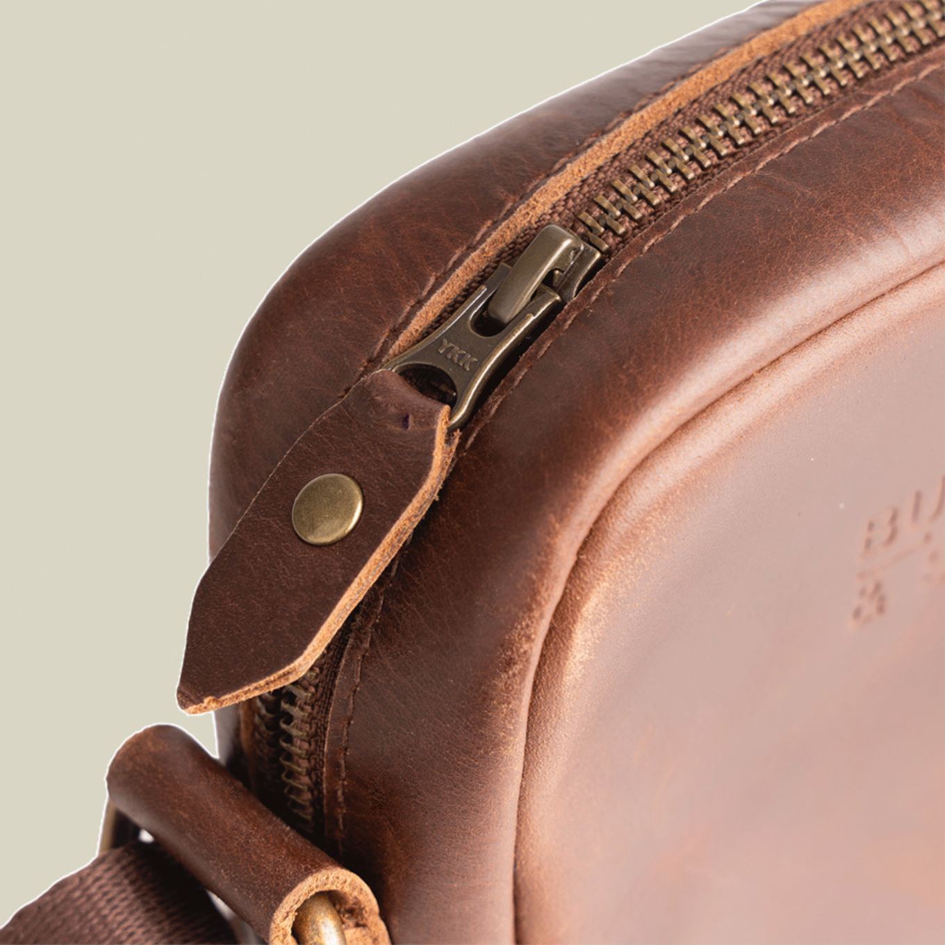 BUCKLE & SEAM Umhängetasche RUNNER: BRAUN