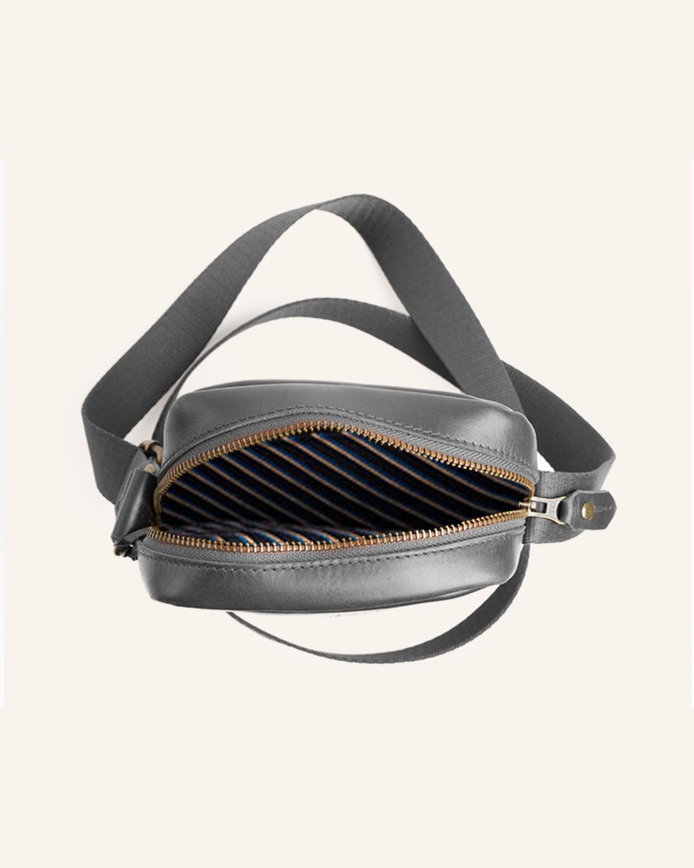 BUCKLE & SEAM Umhängetasche RUNNER: SCHWARZ