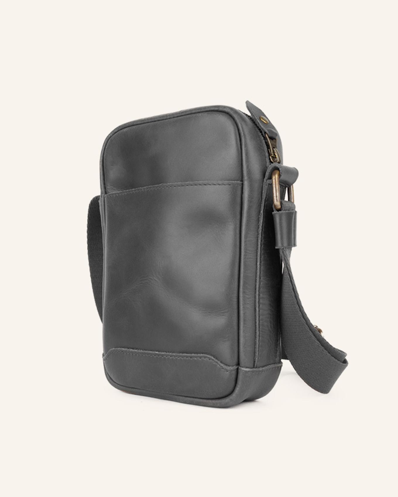 BUCKLE & SEAM Umhängetasche RUNNER: SCHWARZ