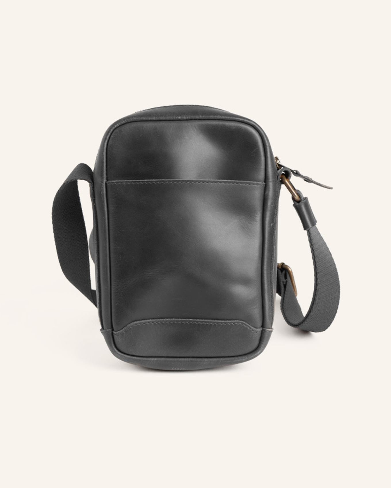 BUCKLE & SEAM Umhängetasche RUNNER: SCHWARZ