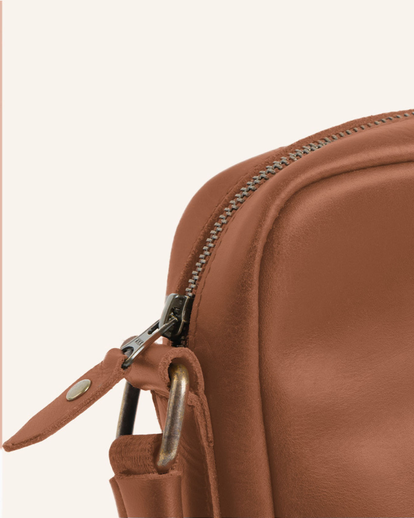 BUCKLE & SEAM Umhängetasche RUNNER: COGNAC