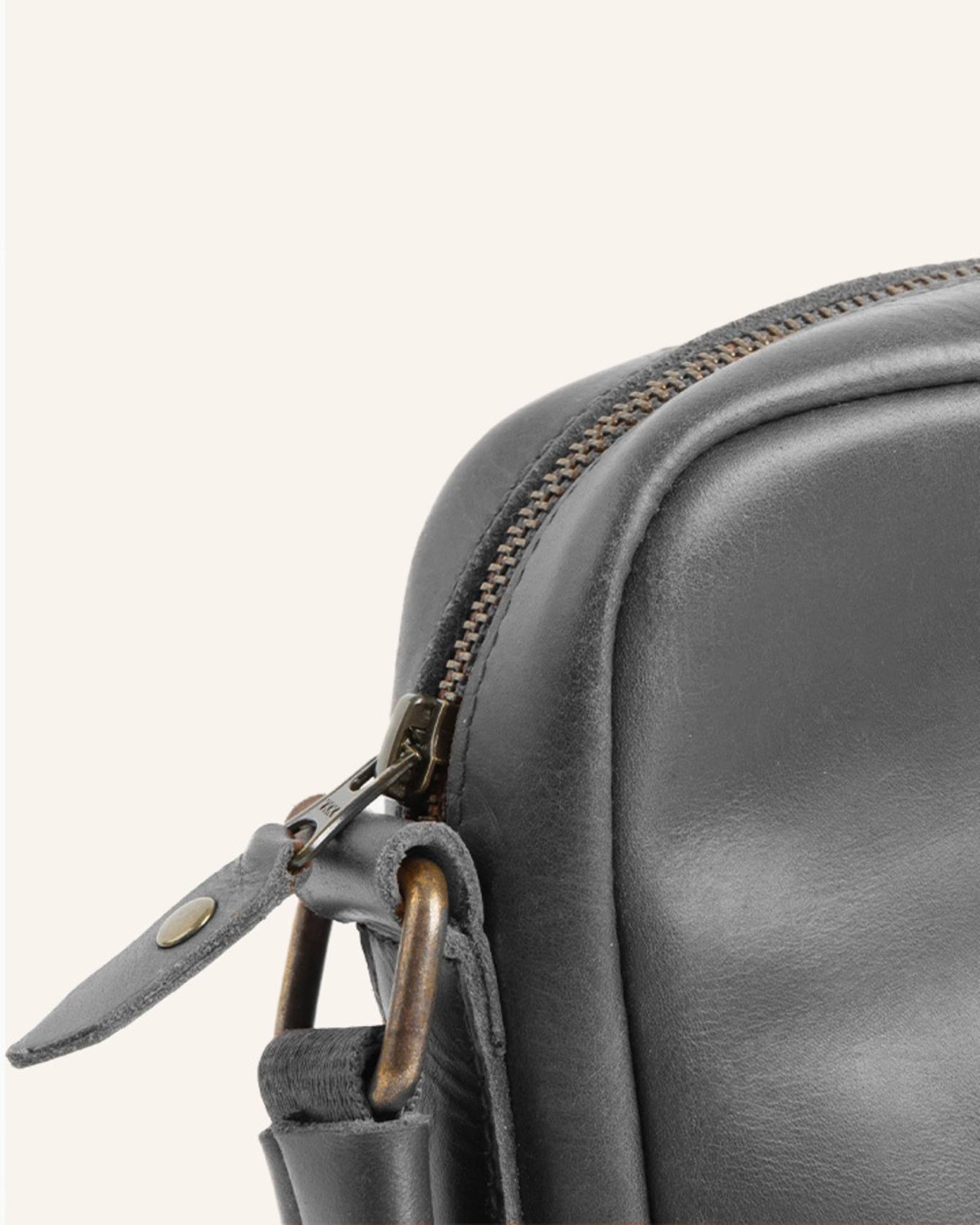 BUCKLE & SEAM Umhängetasche RUNNER: SCHWARZ