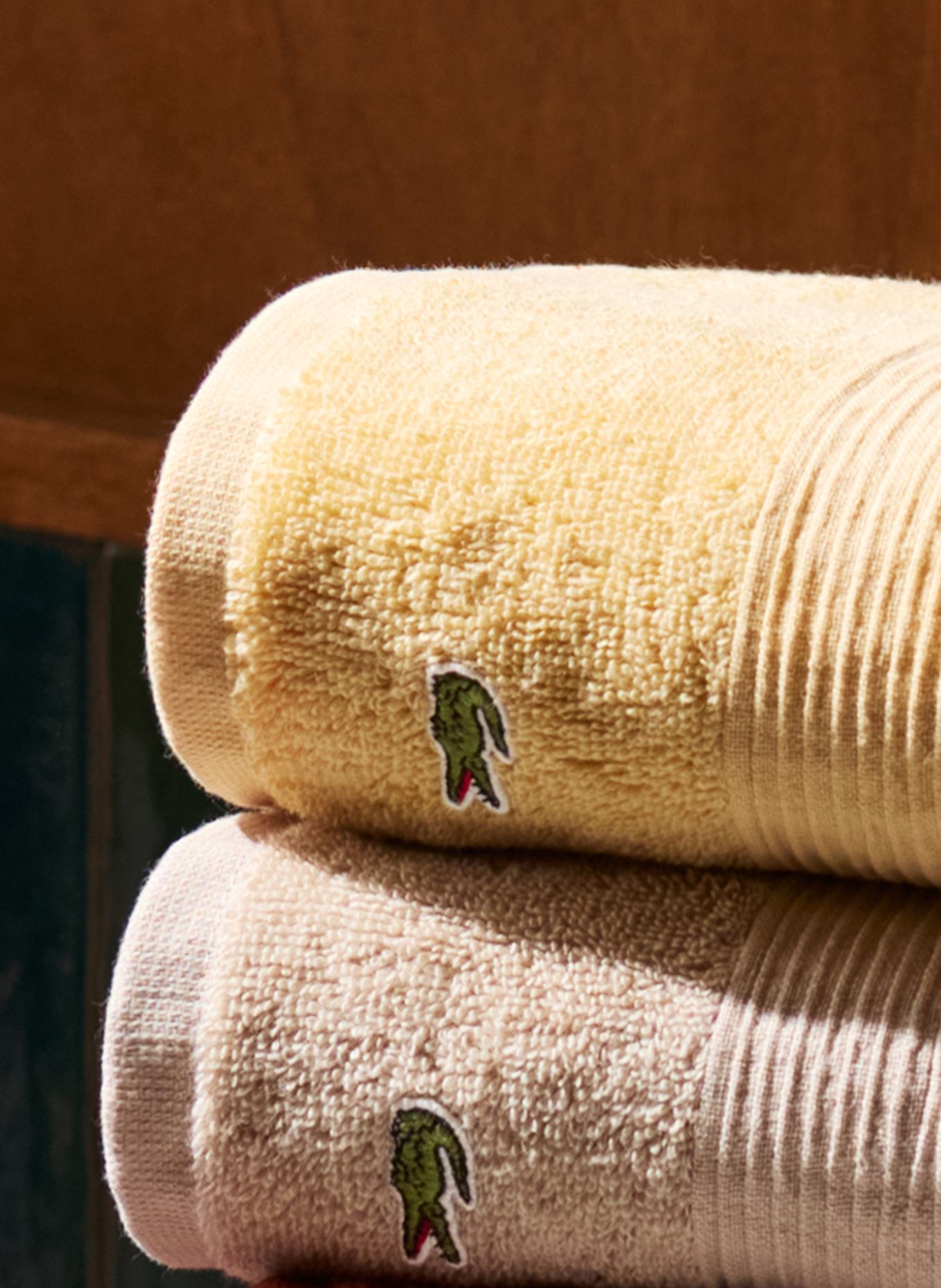 LACOSTE Duschtuch LLECROCO: BRAUN