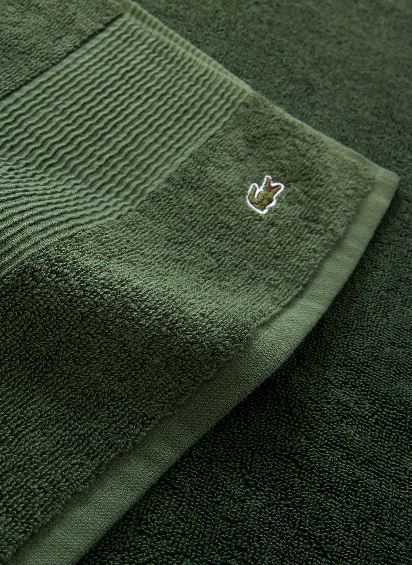 LACOSTE Handtuch LLECROCO: DUNKELGRÜN