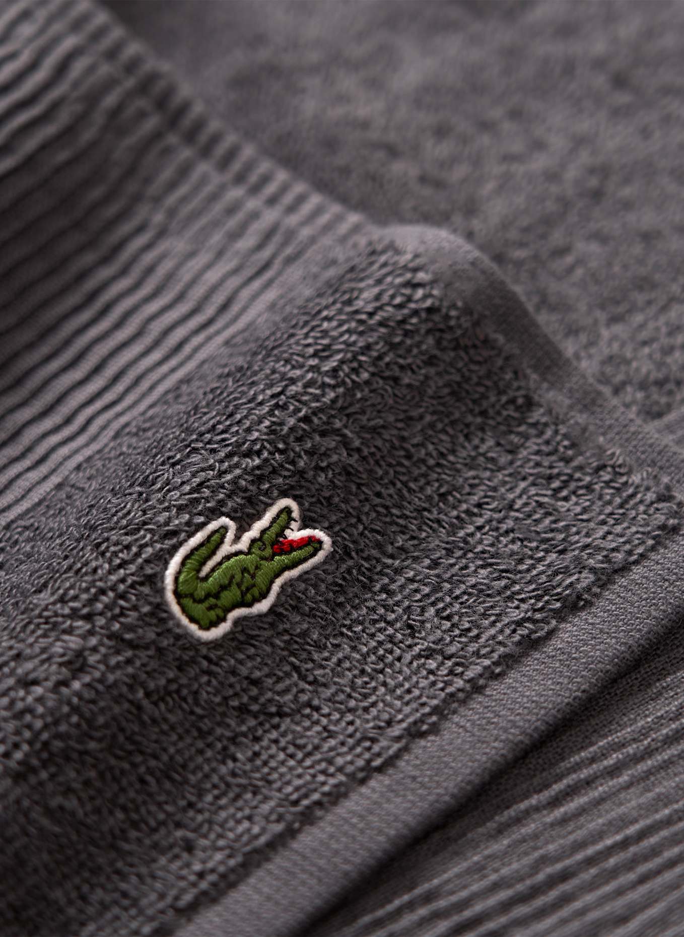 LACOSTE Handtuch LLECROCO: DUNKELGRAU