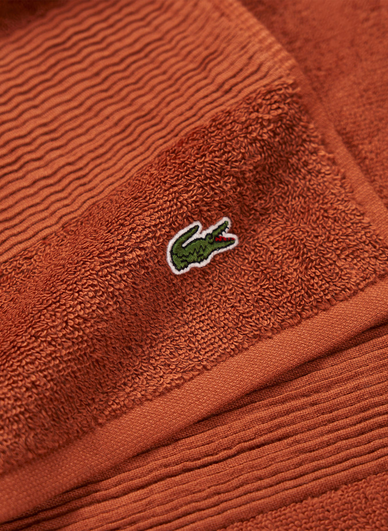 LACOSTE Handtuch LLECROCO: DUNKELBRAUN