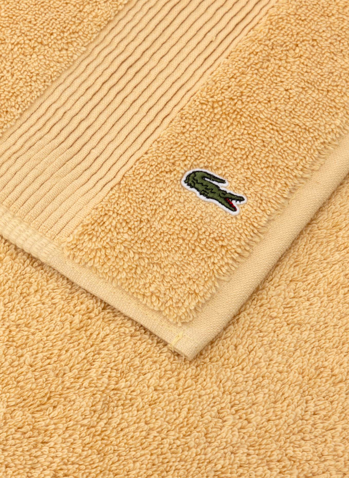 LACOSTE Handtuch LLECROCO: HELLBRAUN
