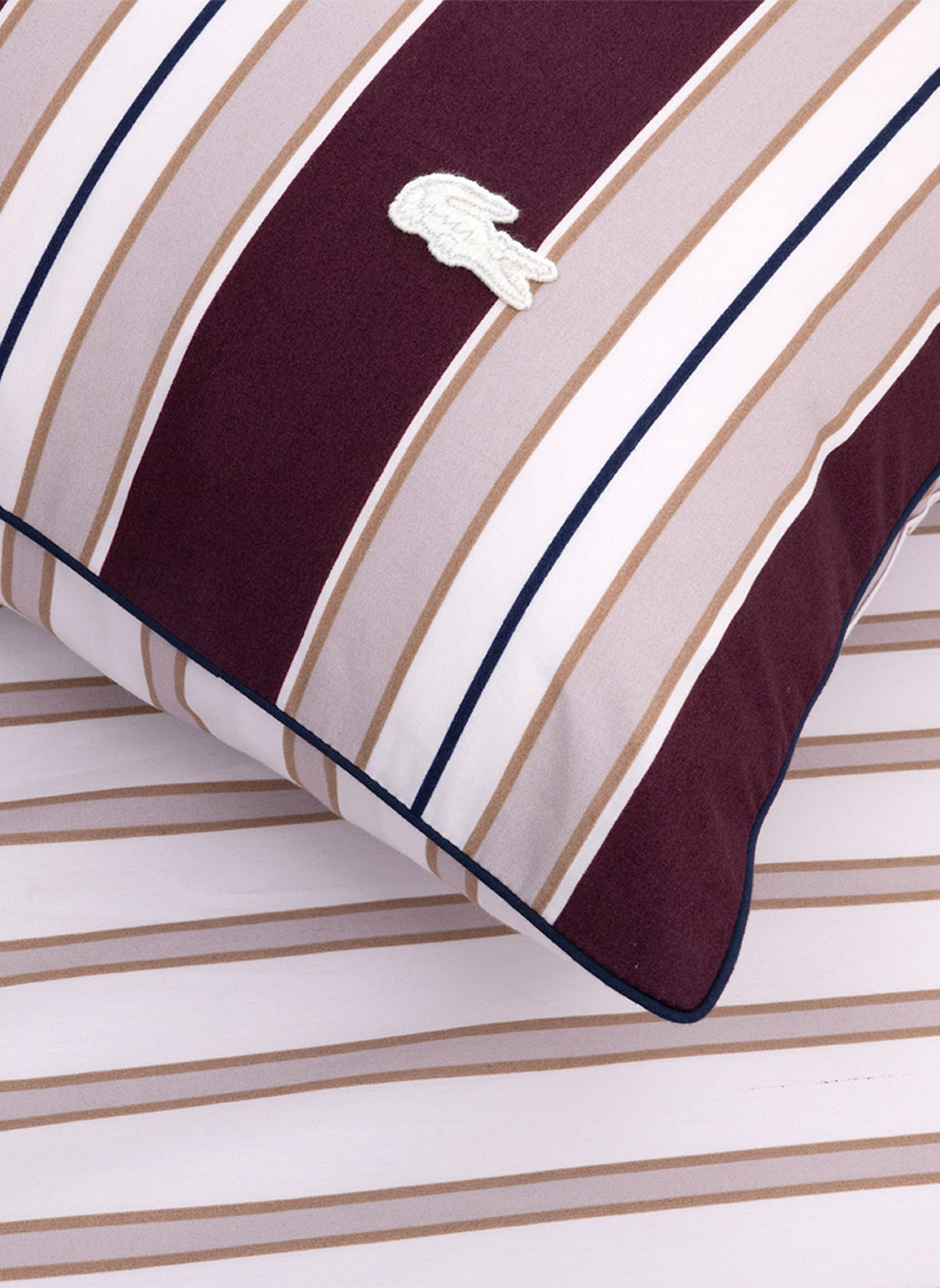 LACOSTE Beddengoedset LCOTTAGE: DONKERROOD