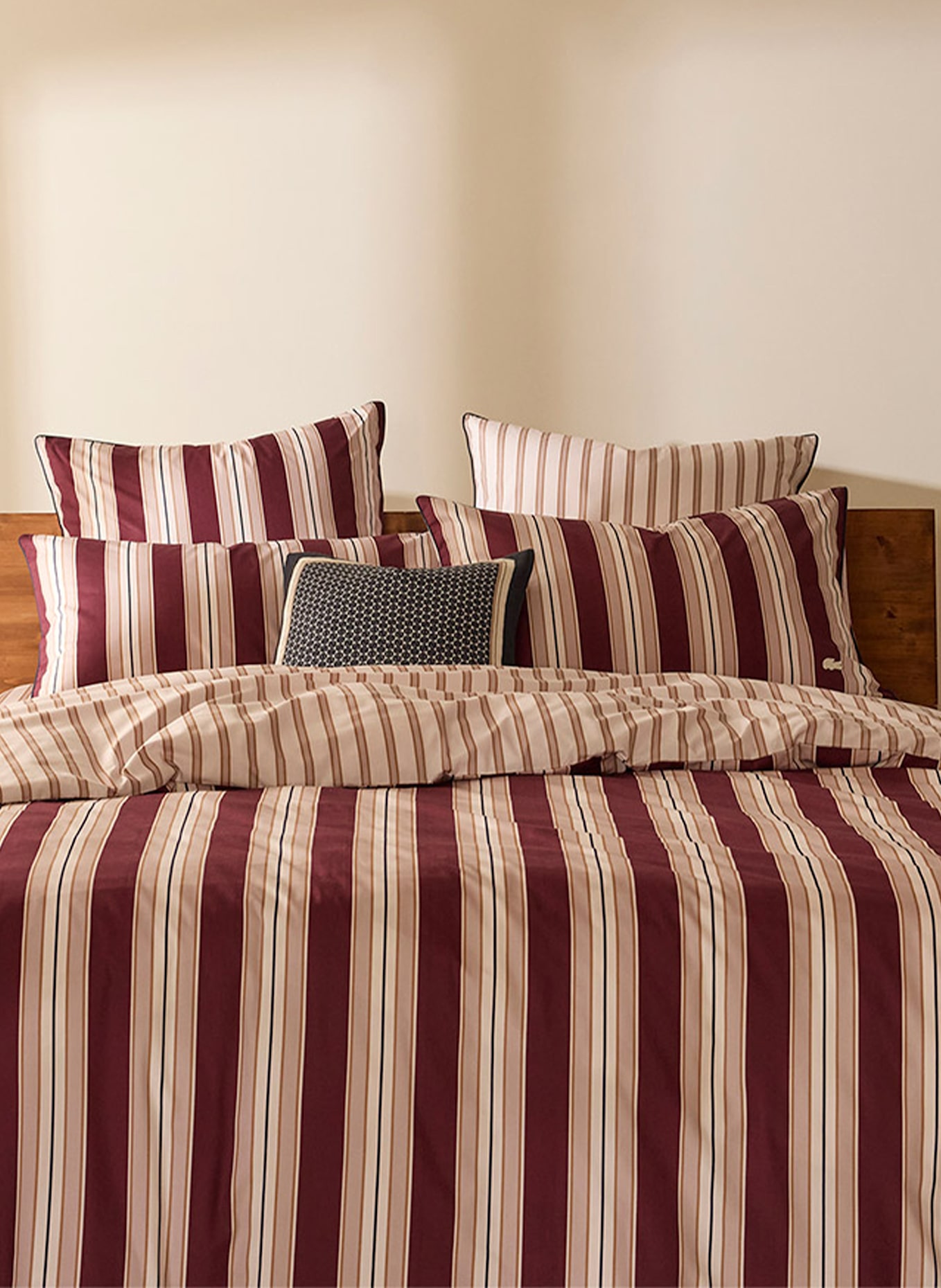 LACOSTE Beddengoedset LCOTTAGE: DONKERROOD