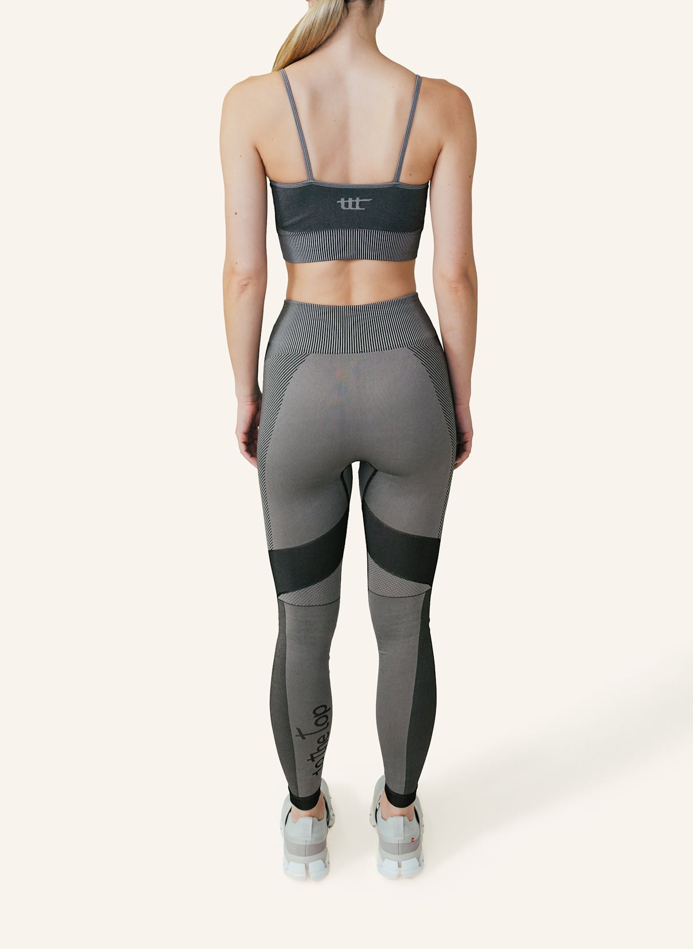 to the top Sports Bra SEAMLESS LIGHT: GRAU