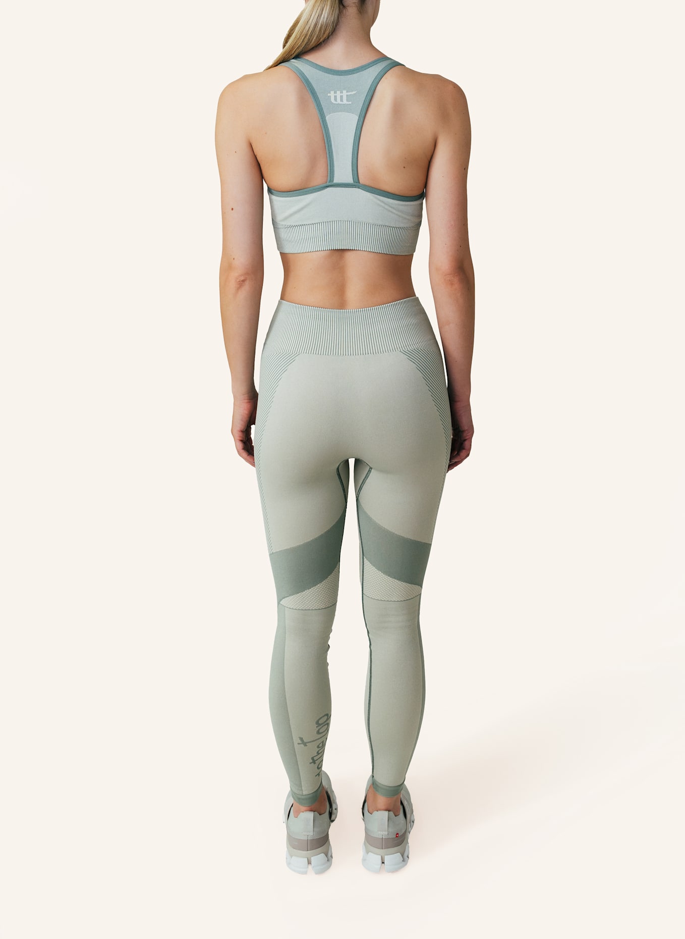 to the top Sports Bra SEAMLESS: BLAUGRAU