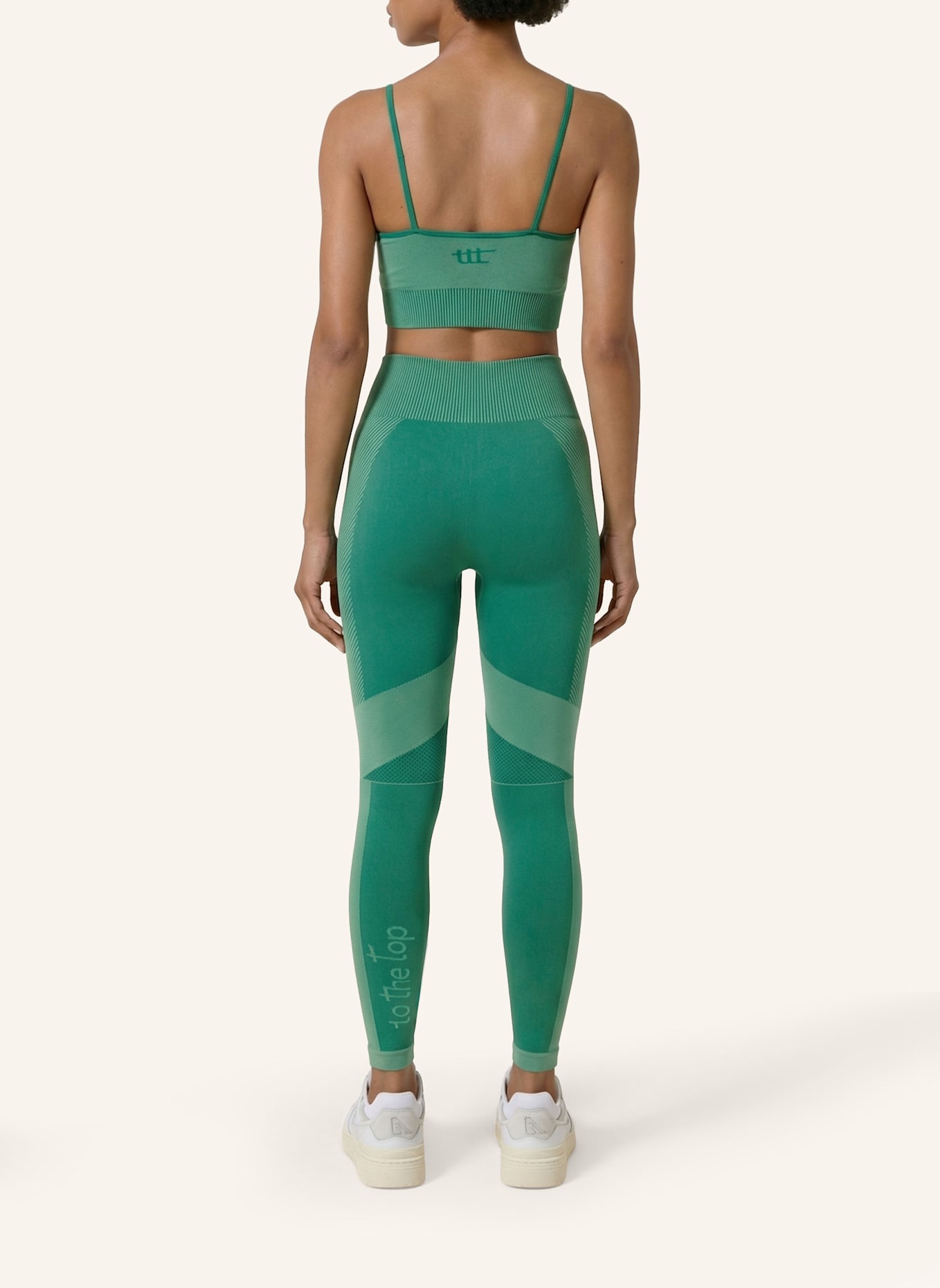 to the top Sports Bra SEAMLESS LIGHT: GRÜN