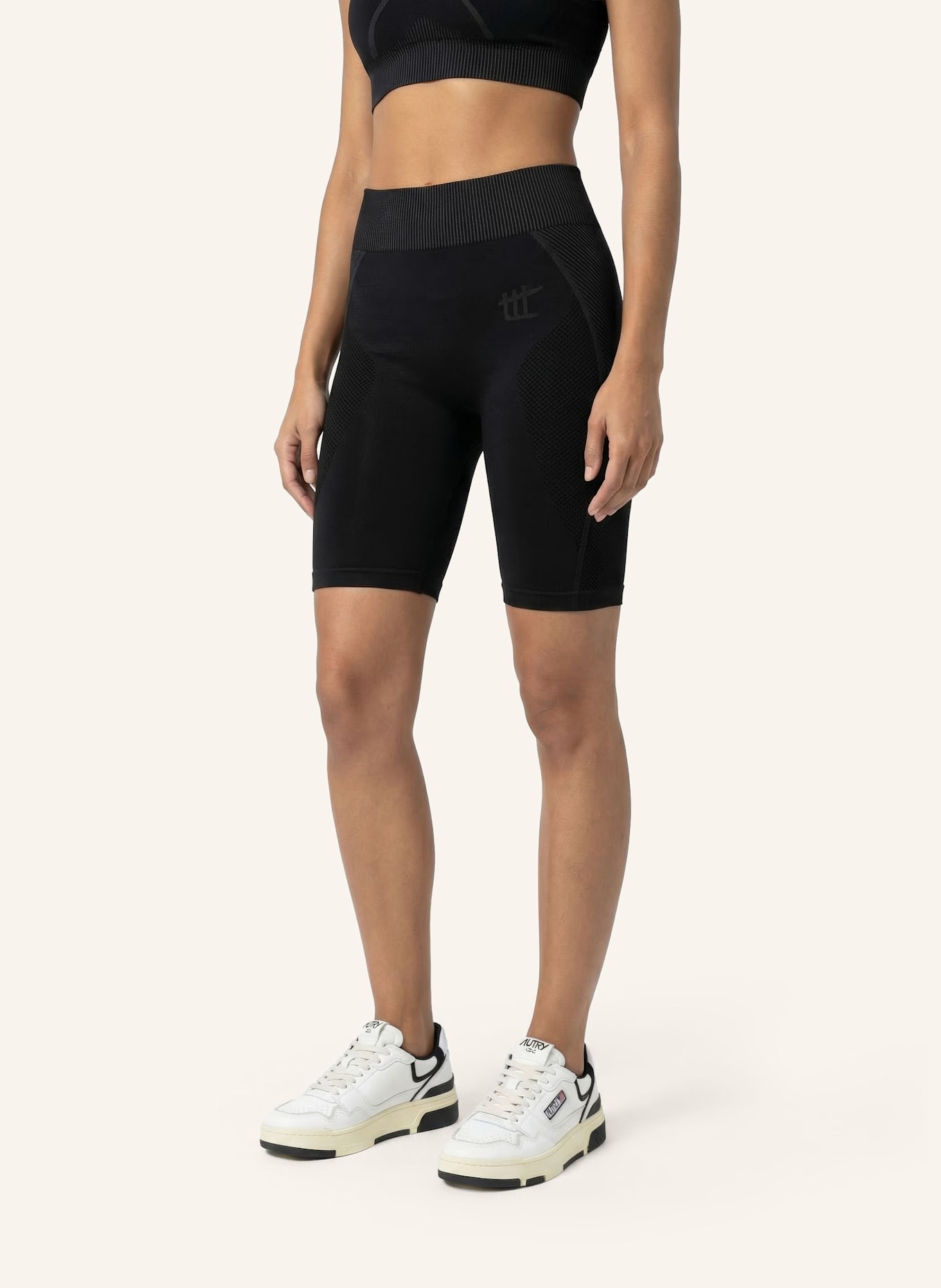to the top Short Leggings SEAMLESS: SCHWARZ
