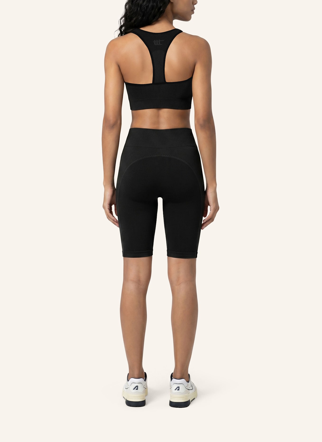 to the top Short Leggings SEAMLESS: SCHWARZ