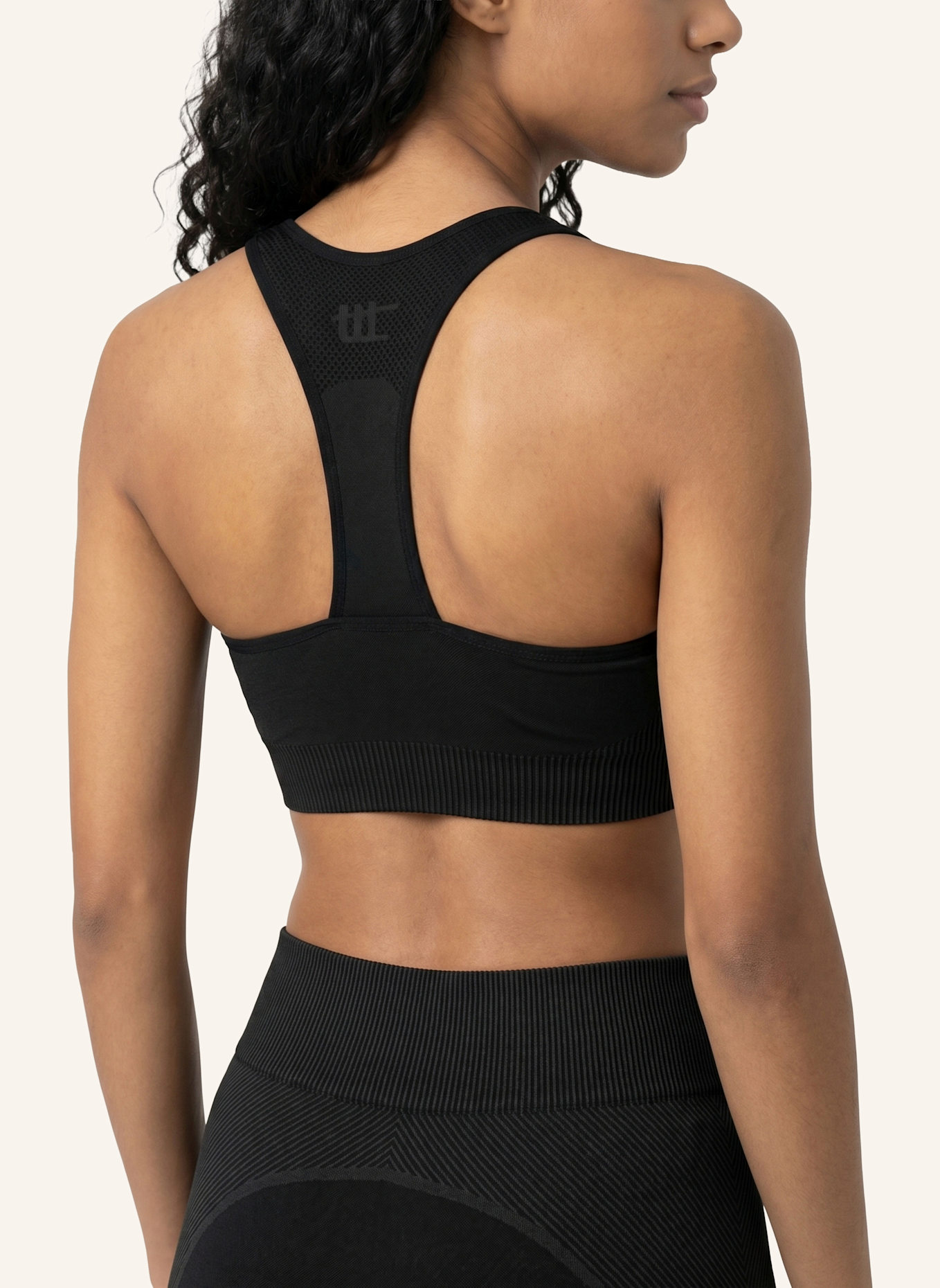 to the top Sports Bra SEAMLESS: SCHWARZ