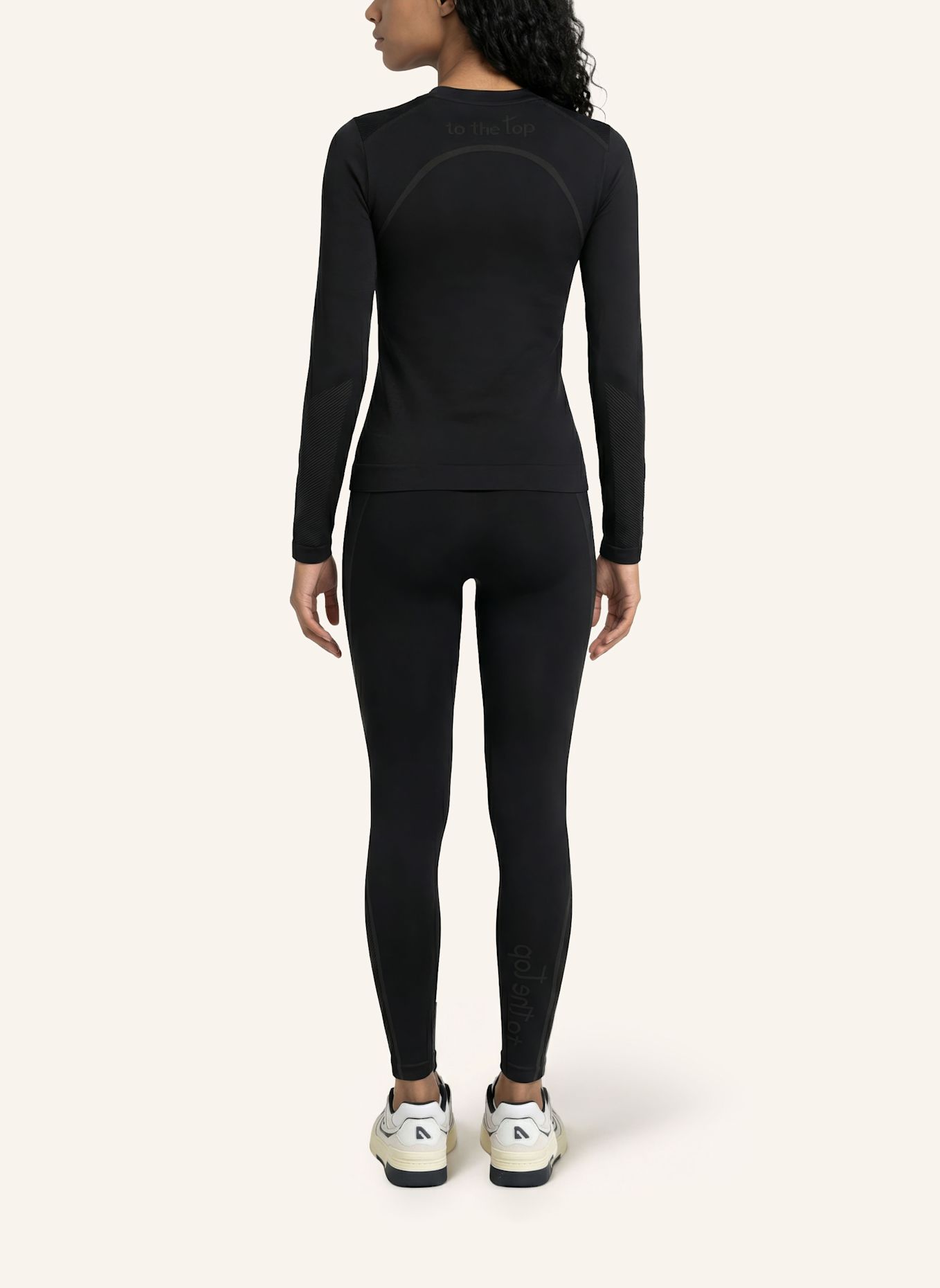to the top Long Sleeve SEAMLESS: SCHWARZ