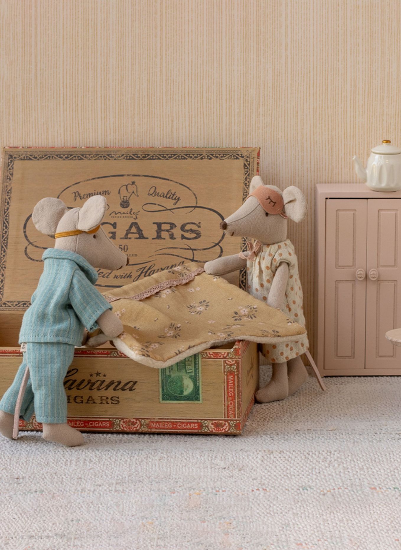 Maileg Mama & Papa Mäuse in Zigarrenkiste: BEIGE