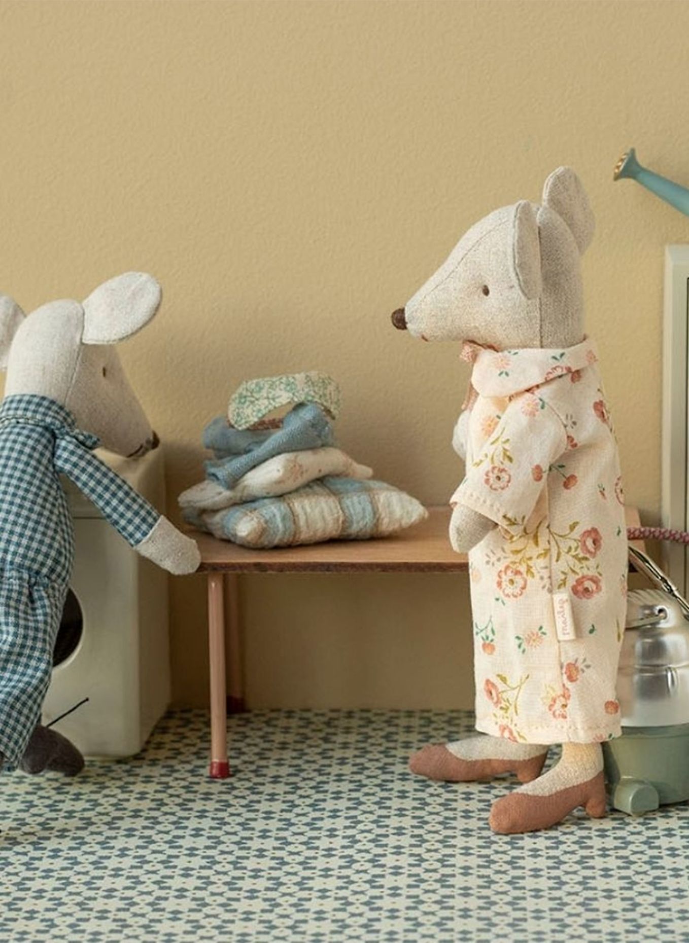 Maileg Oma & Opa Maus in Zigarrenschachtel: BEIGE