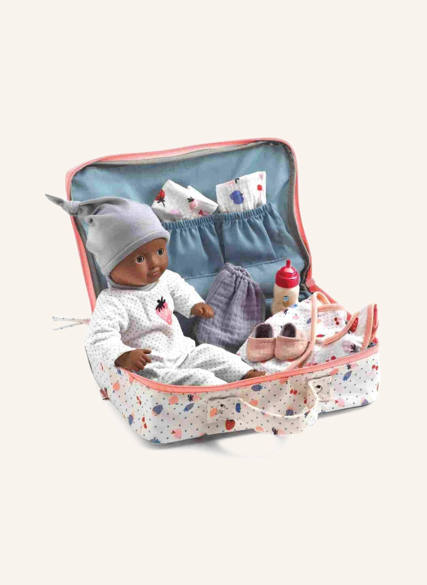 DJECO Puppe POMEA im Koffer: BRAUN