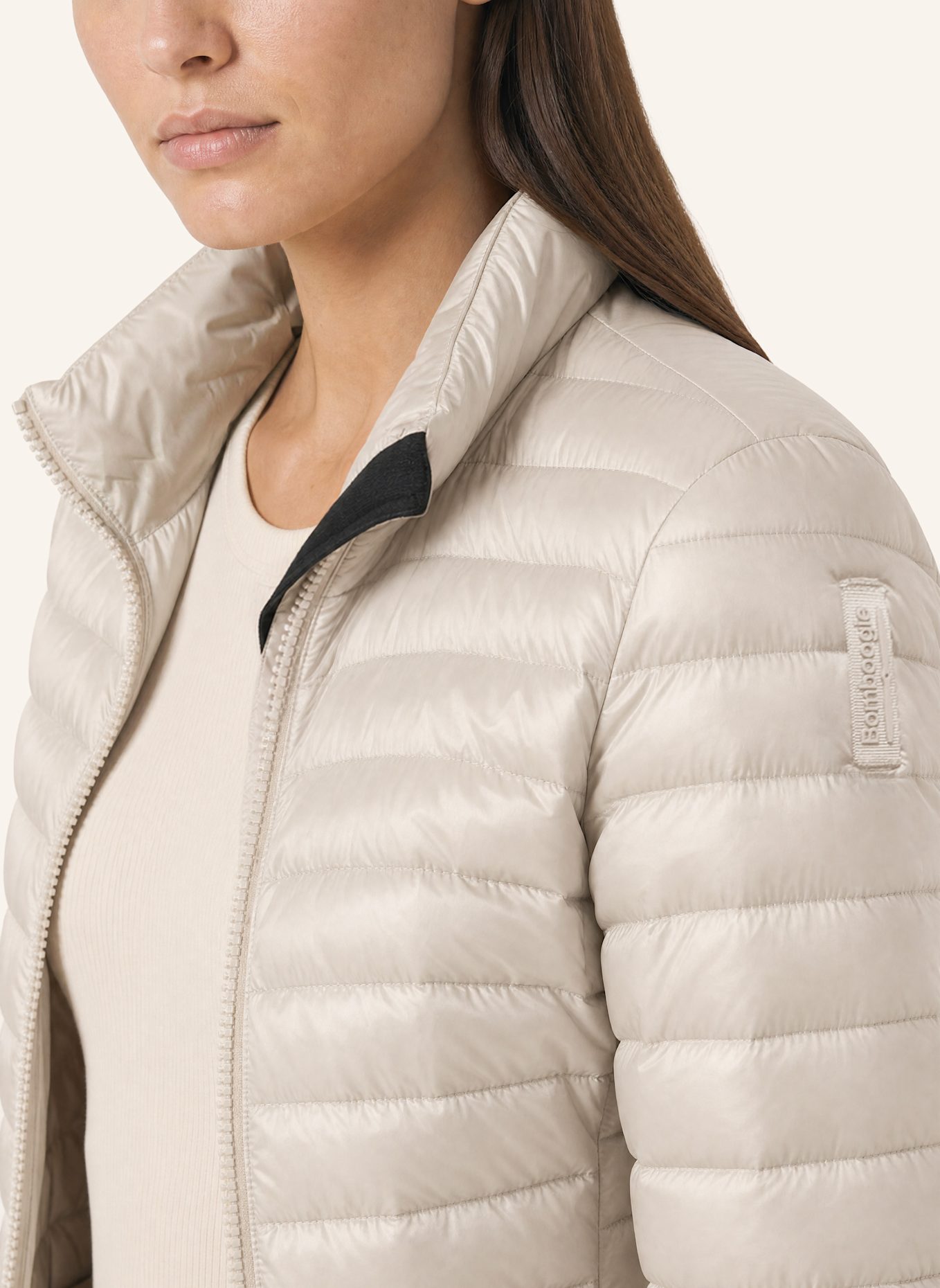 BOMBOOGIE Glänzende Daunenjacke mit Stehkragen: GRAU