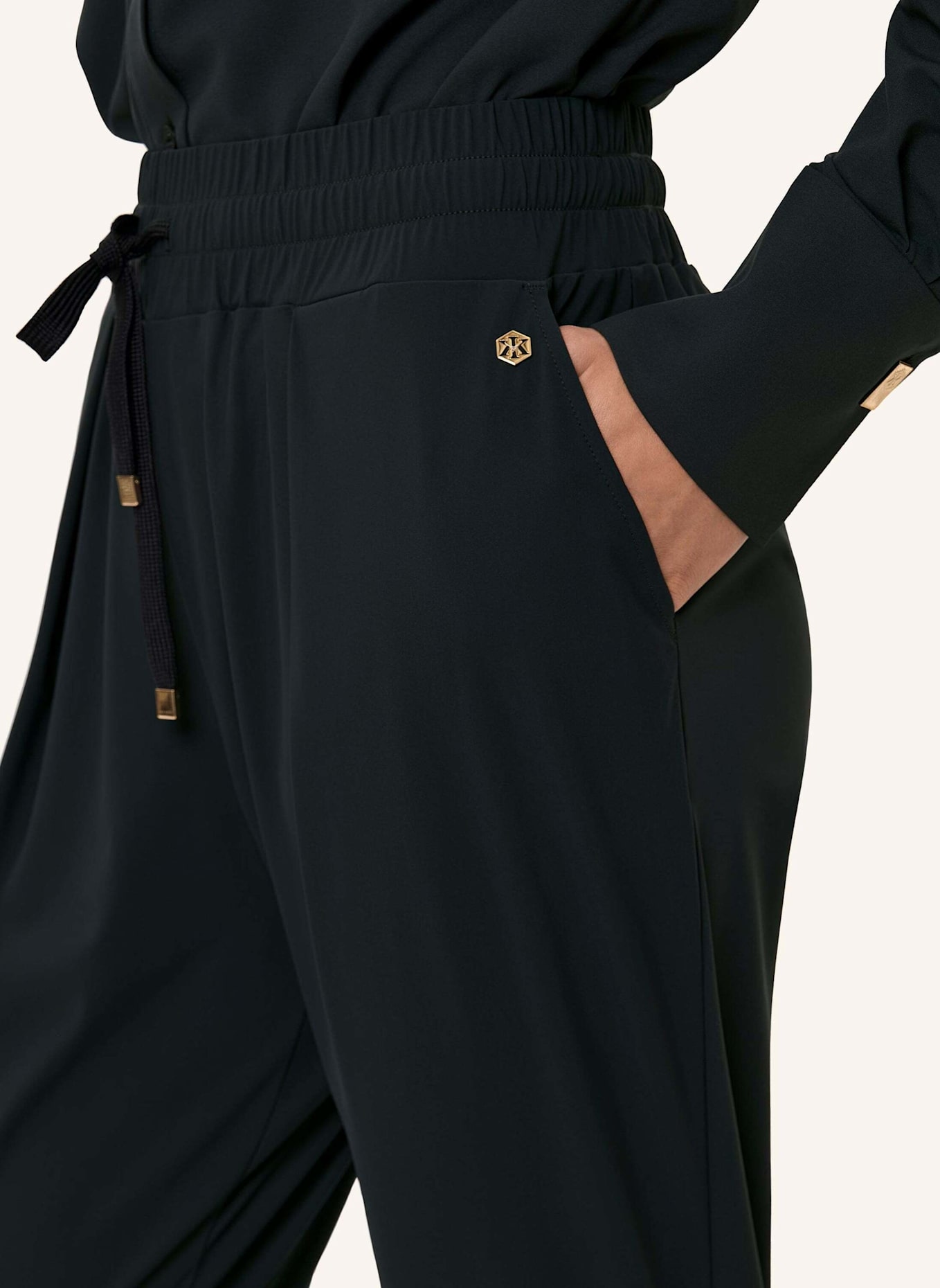 INA KESS Hose LUXE LÉGER TRACK PANTS: DUNKELGRÜN