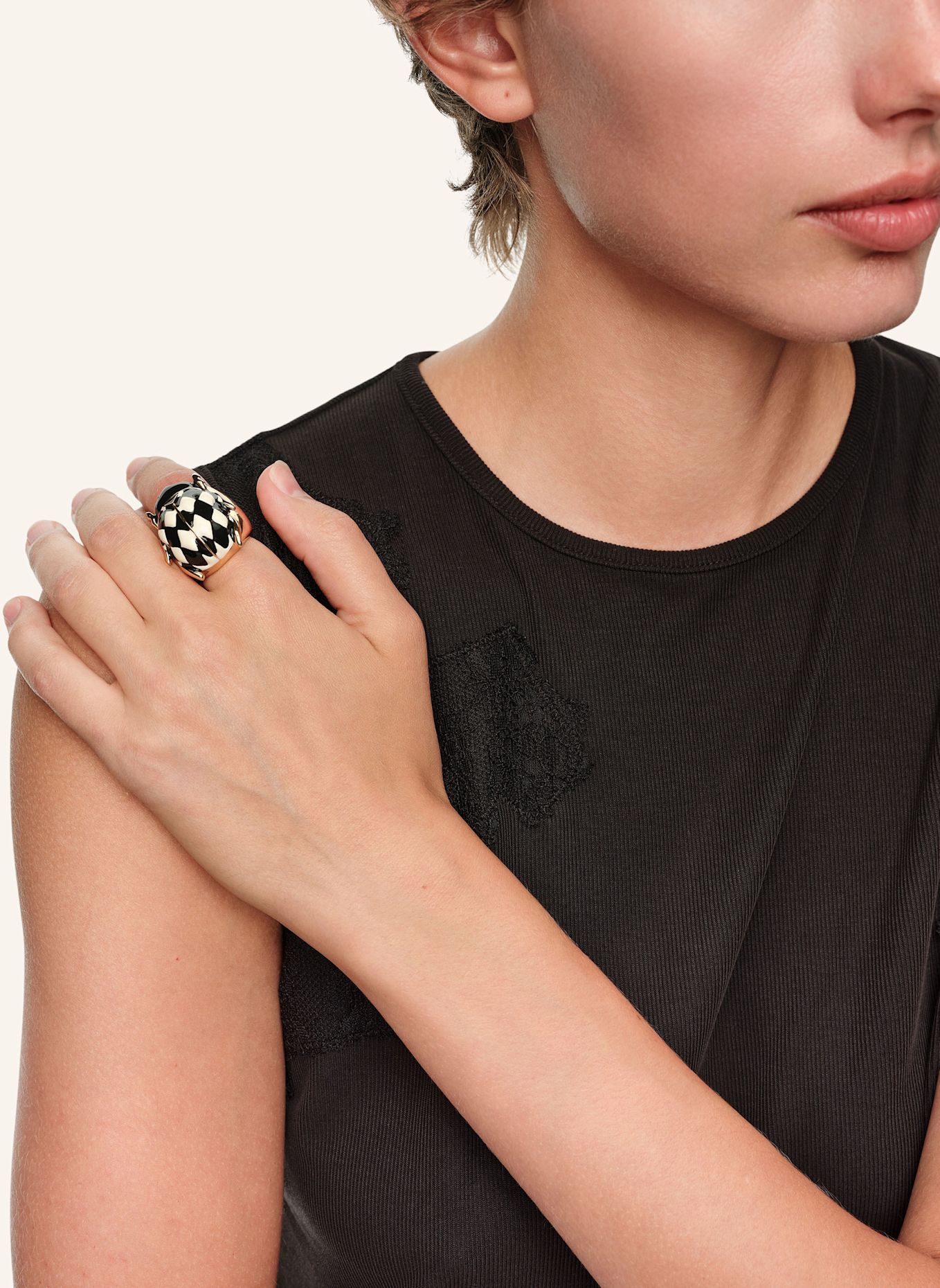 BIMBA Y LOLA Emaille-Käfer-Ring: SCHWARZ