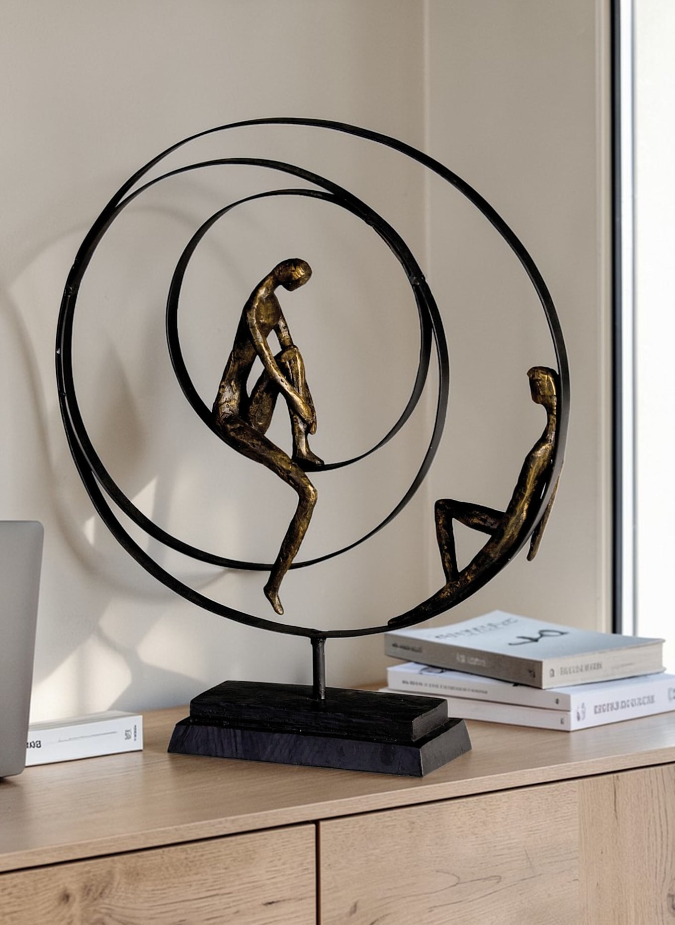 GILDE Skulptur PATIENCE: SCHWARZ/ COGNAC