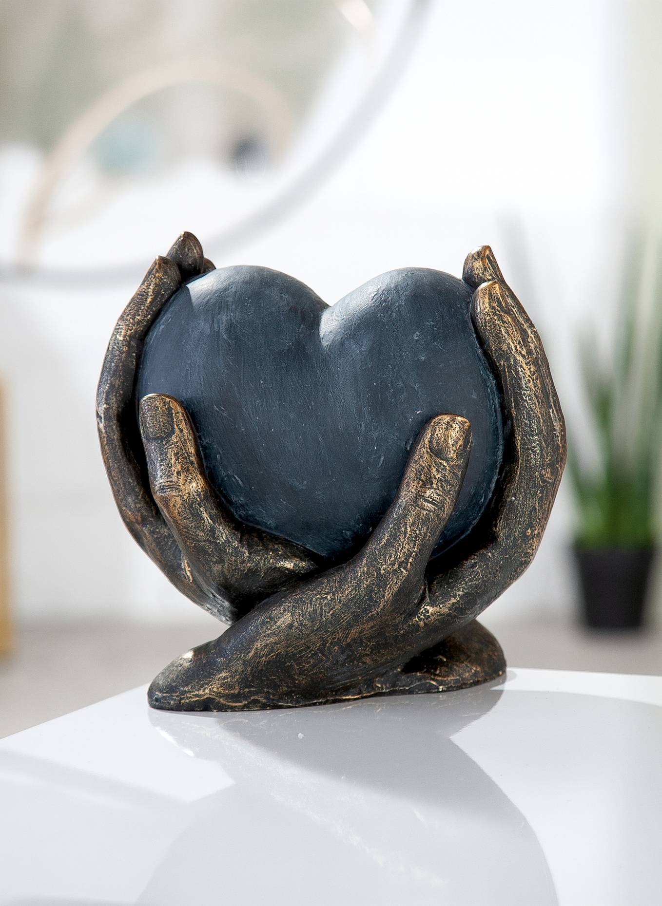 GILDE Skulptur HERZ IN HÄNDEN: GRAU/ COGNAC