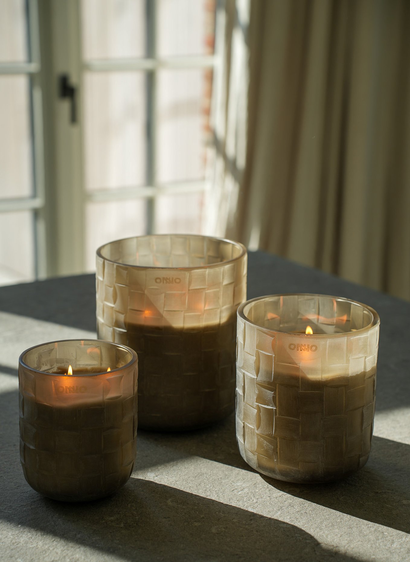 ONNO Collection Duftkerze CHESS PRECIOUS OUD: GRAU