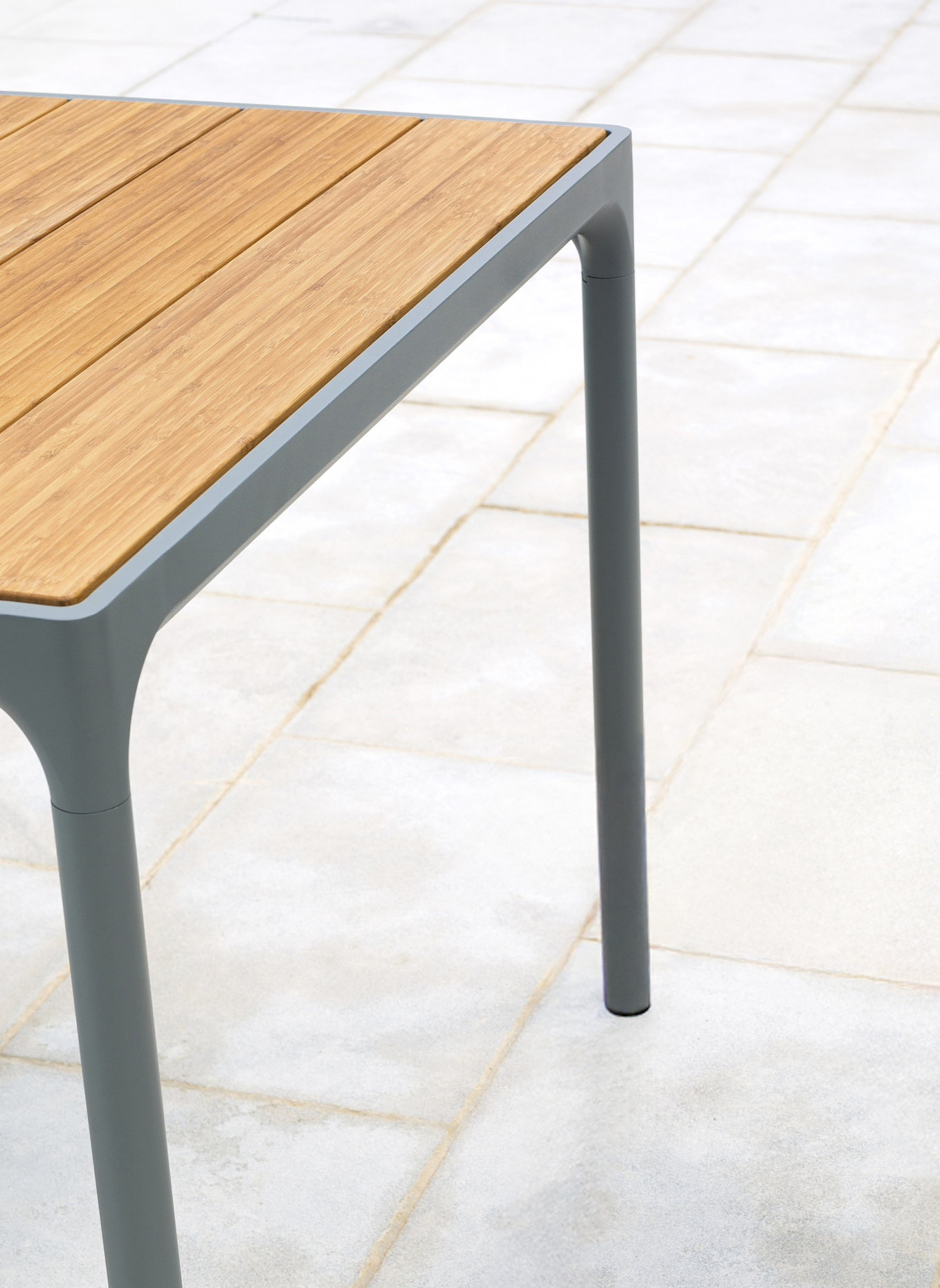 HOUE Gartentisch FOUR: GRAU